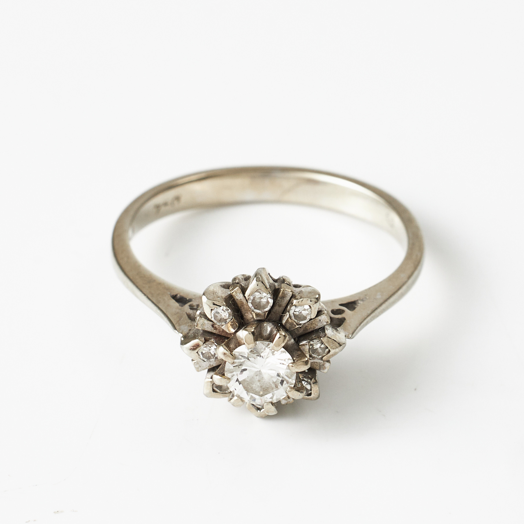 RING, 18 k rodierat vitguld, 9 diamanter varav en briljantslipad resp. 8 med åttkantslipning totalt 0,38 ct, enligt gravyr, svensk kontrollstämpel.