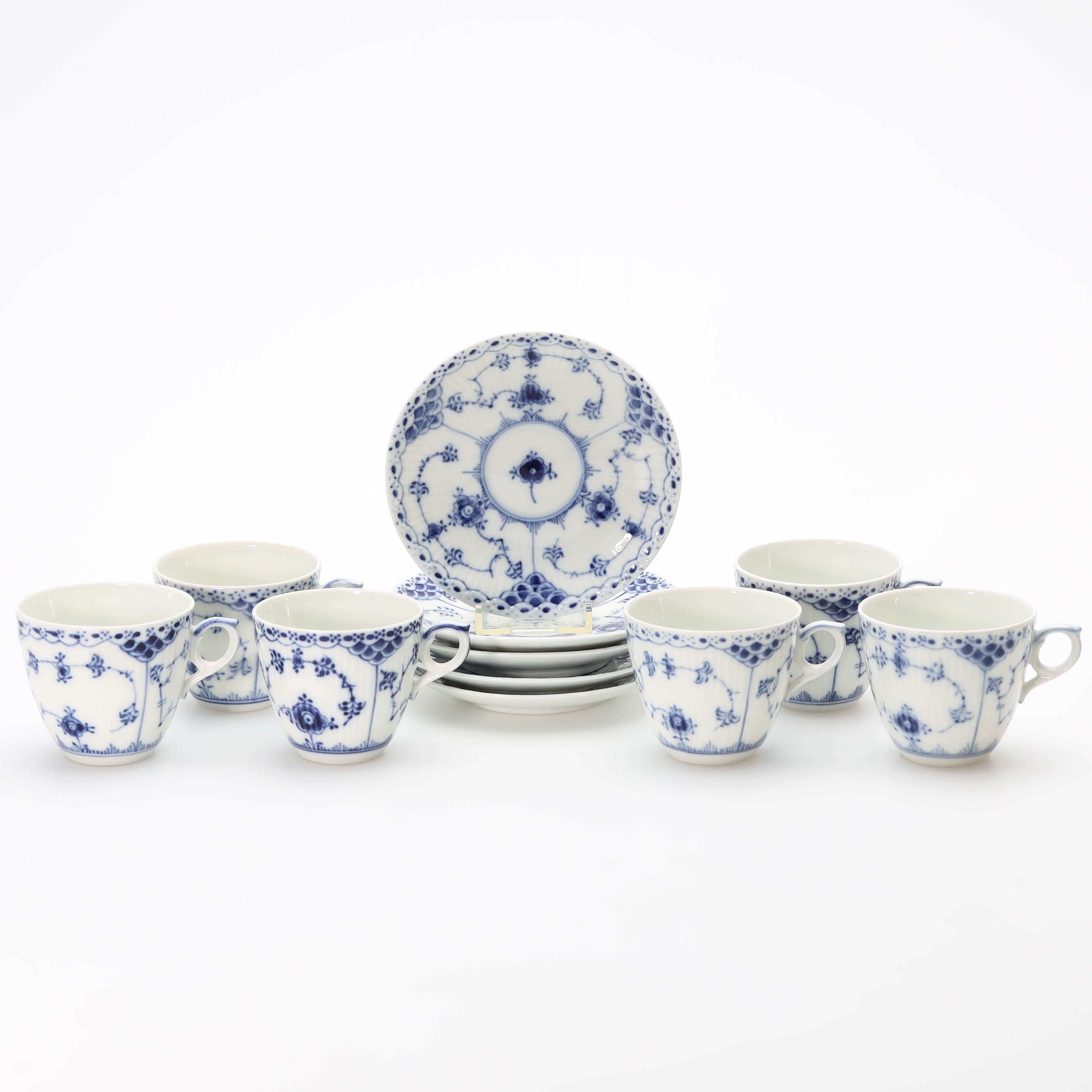 KOPPAR samt FAT, "Musselmalet", 11 delar, porslin, modell 1/719, Royal Copenhagen, Danmark.