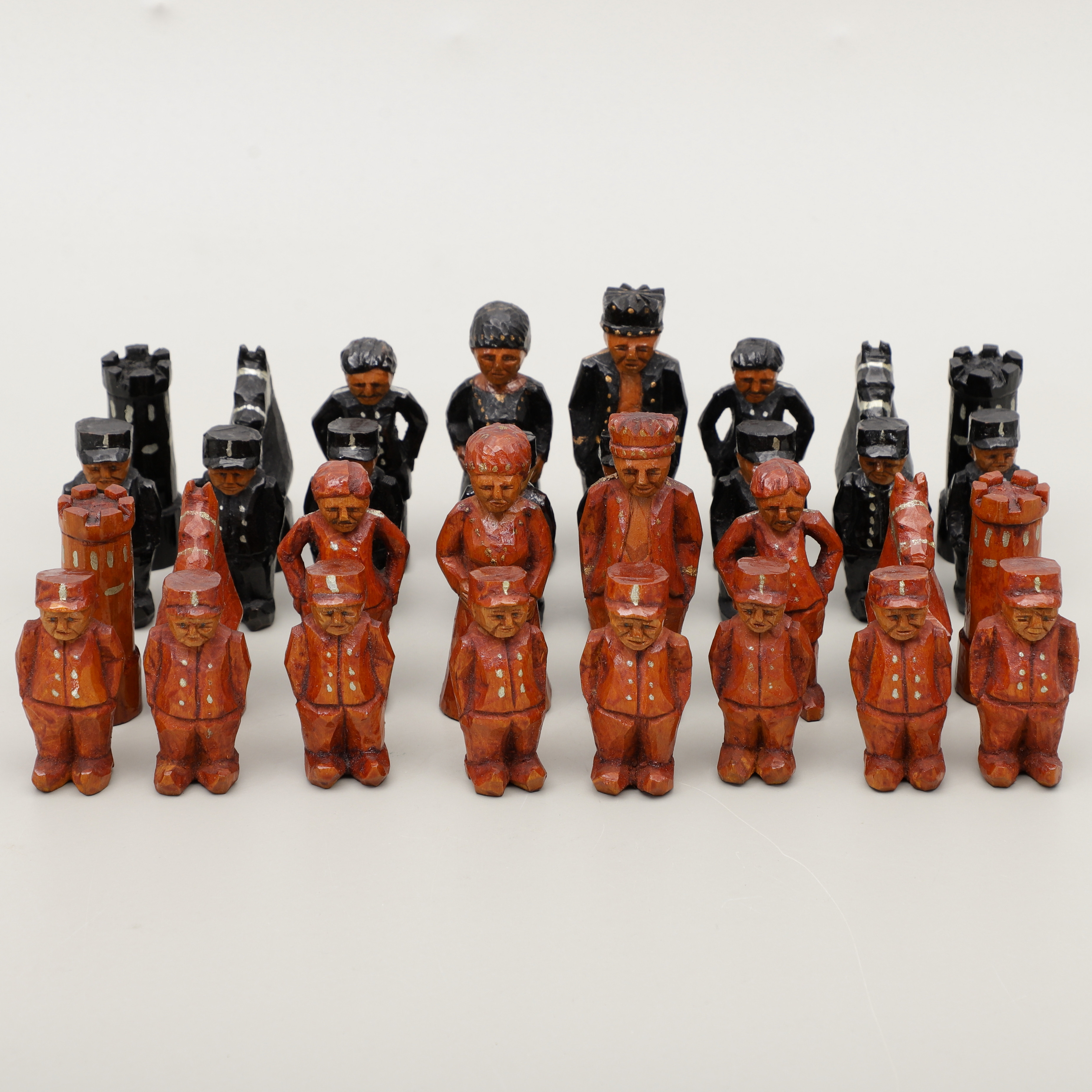 SCHACKPJÄSER, 32 st, snidat trä, soldat- och allmogefigurer, 1900-talets första hälft.