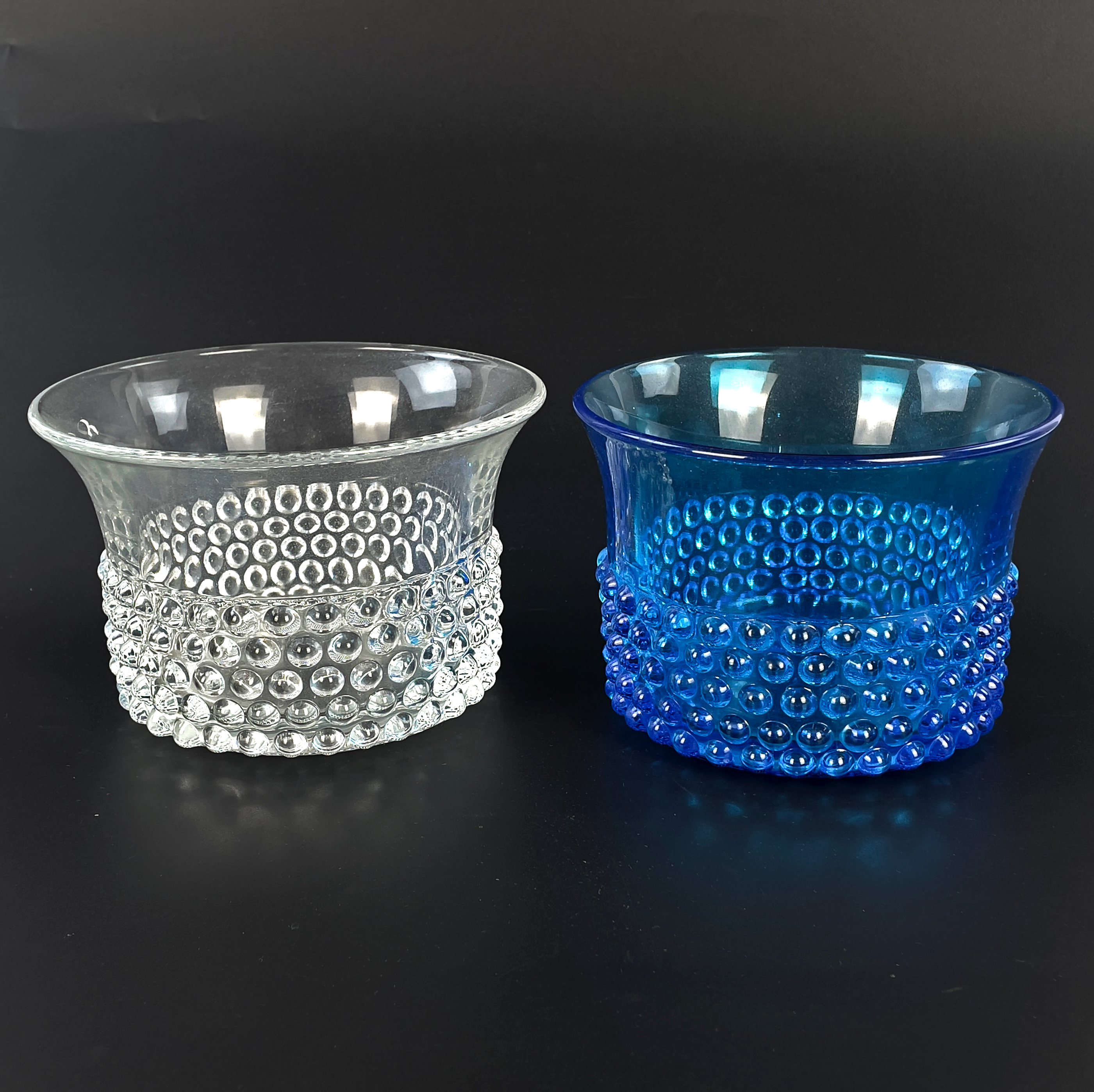 SAARA HOPEA. Ytterfoder/skålar, 2 st, glas, "Nyppylä/Krokus", Nuutajärvi, Finland.