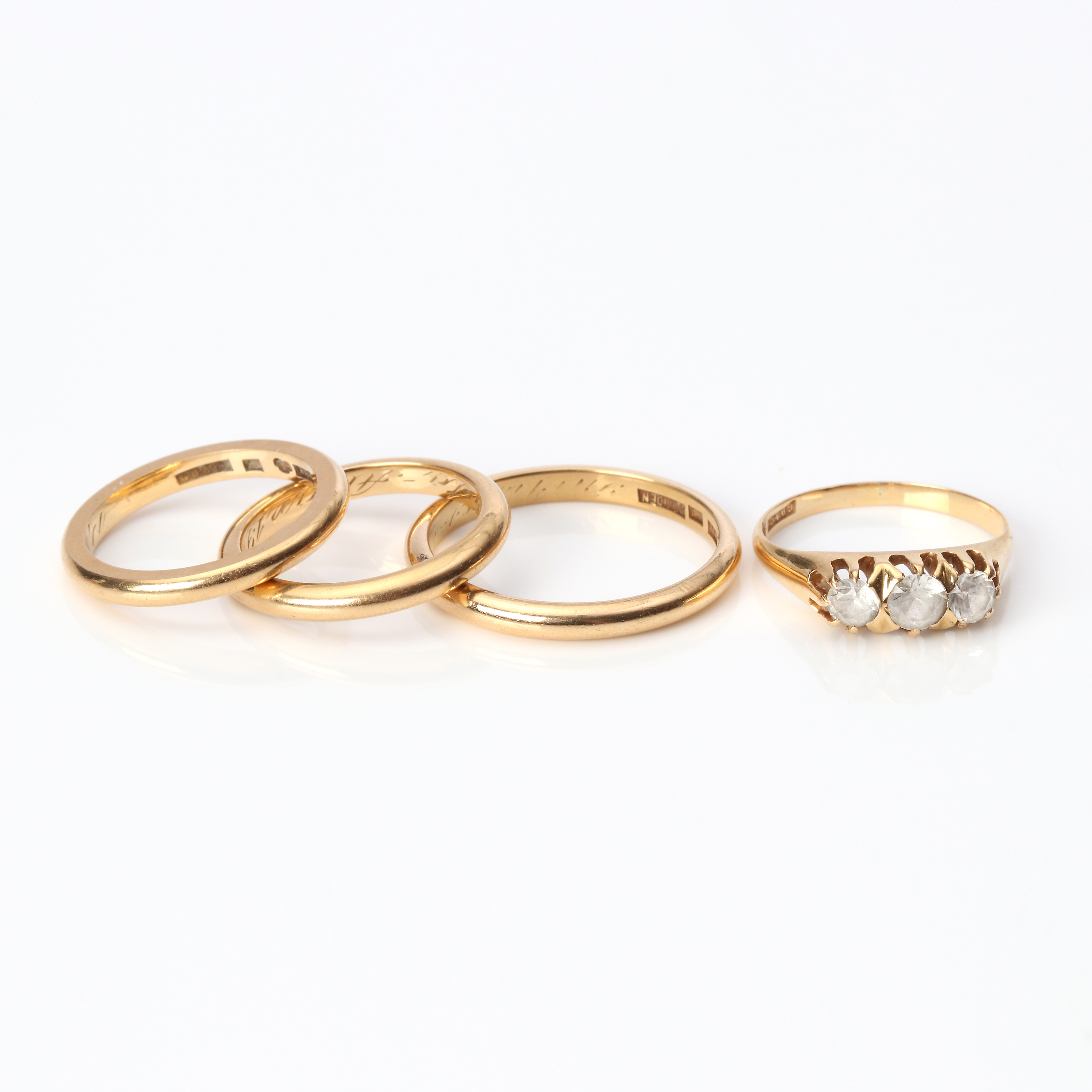 RINGAR, FYRA ST. 18k guld och färglösa stenar, totalvikt ca 18,9 gram.