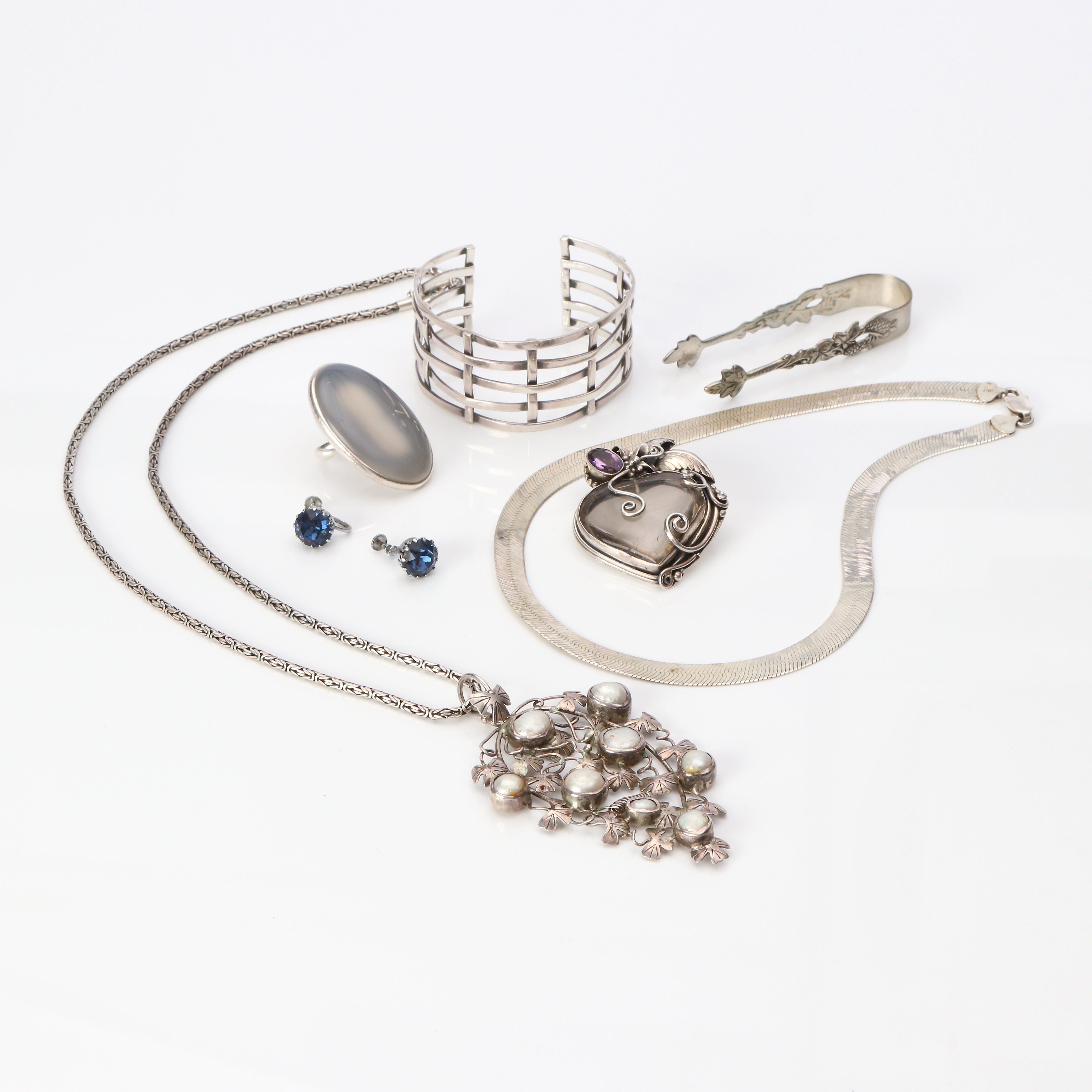 PARTI SILVERSMYCKEN MM. Silver och vitmetall med olikfärgade stenar, totalvikt silversmycken ca 165 gram.