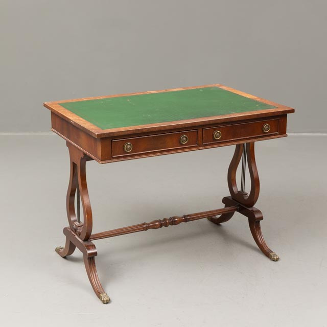 SKRIV-/SOFFBORD, mahogny med skinnskiva, engelsk stil, 1900-tal.