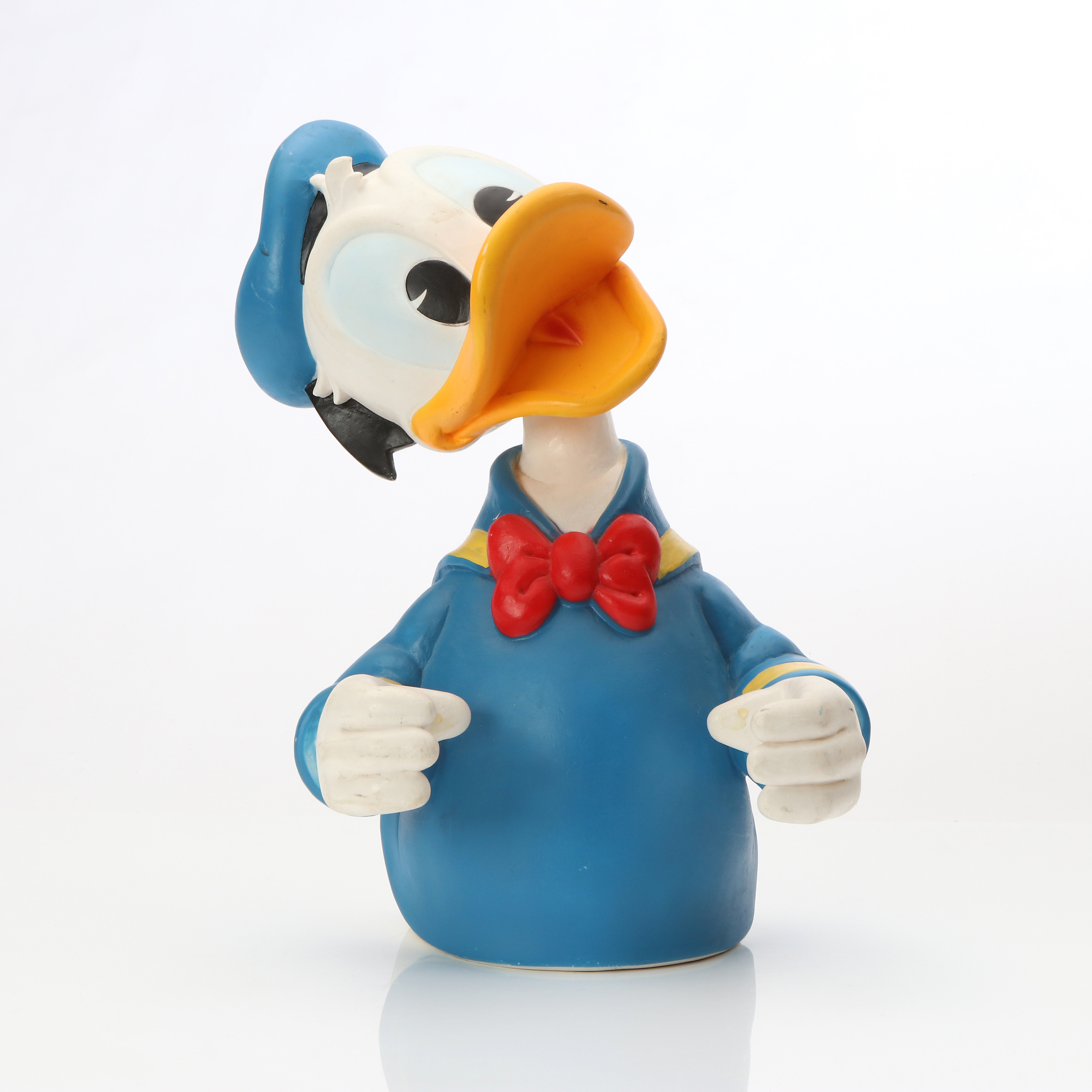 KALLE ANKA, HÅLLARE. Lackerad plast. Märkt Fun Toy Switzerland. 1900-talets andra hälft.