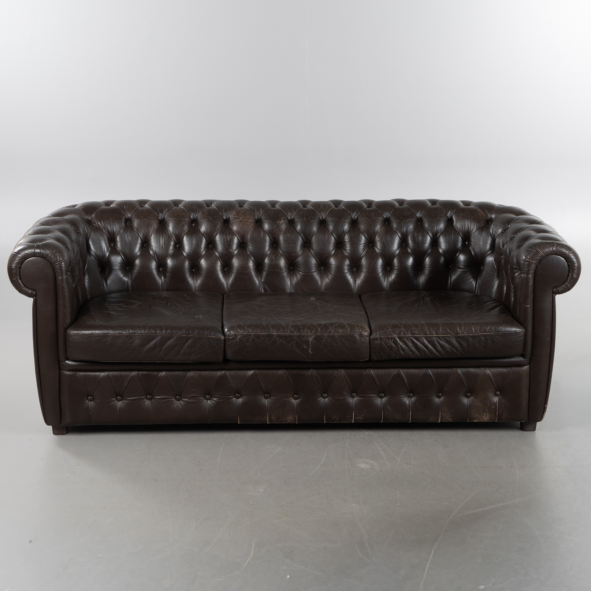 SOFFA, 3-sits, Chesterfield, läderklädsel, 1900-talets andra hälft.