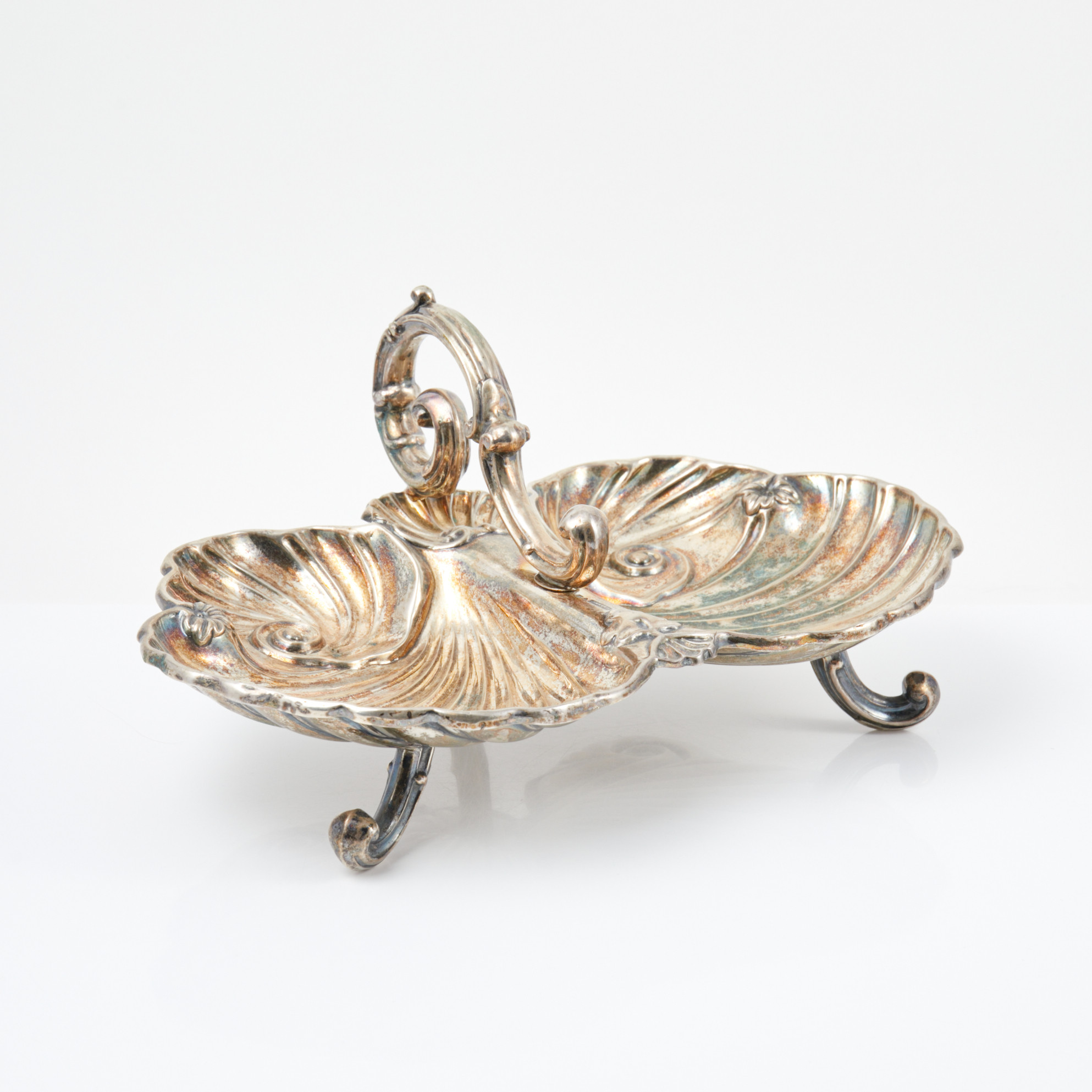 SERVERINGSFAT. silver, i form av ett par rocailles med handtag i mitten, Stockholm, 1857.