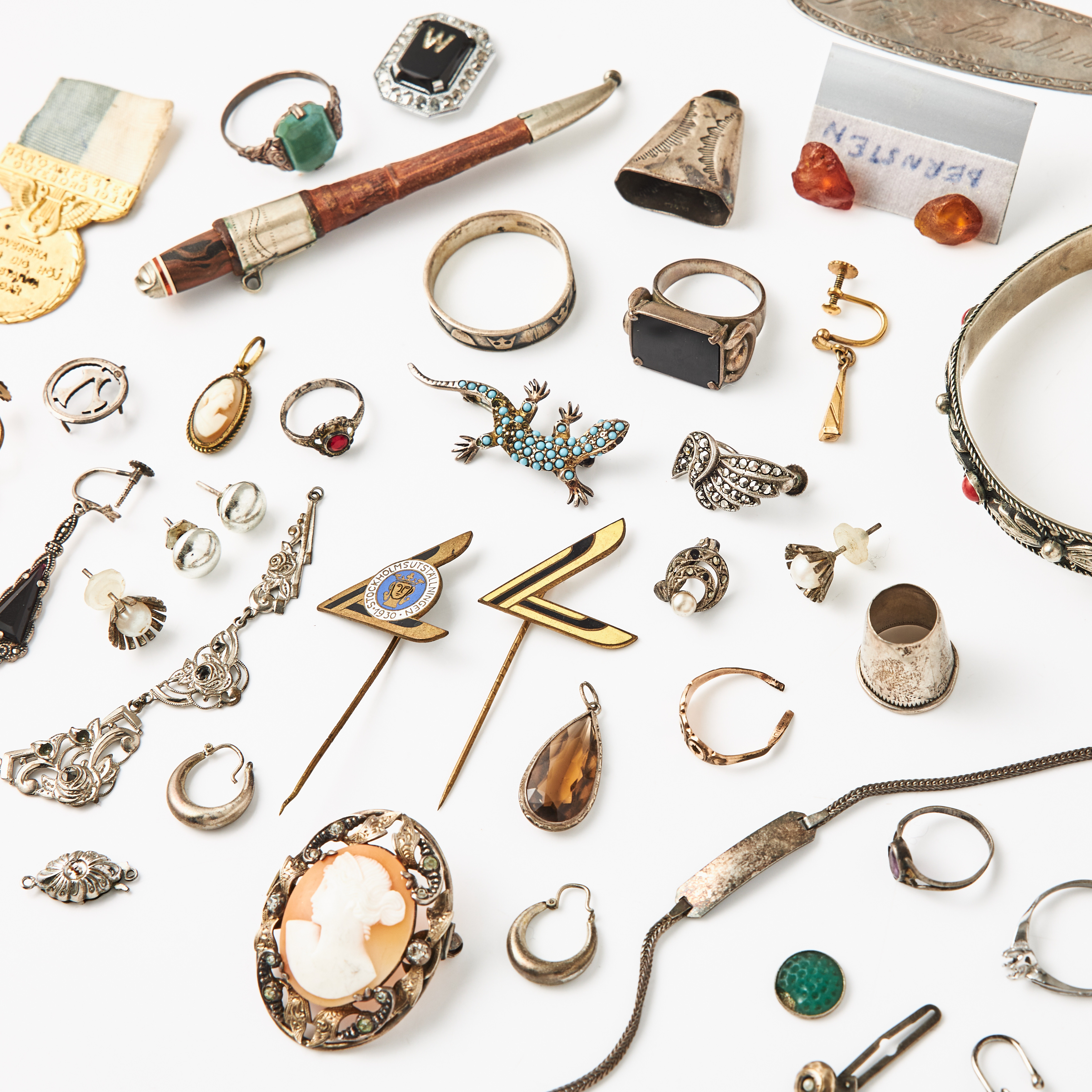 BIJOUTERIER, halsband, armring, ringar, broscher, mm, delvis silver.