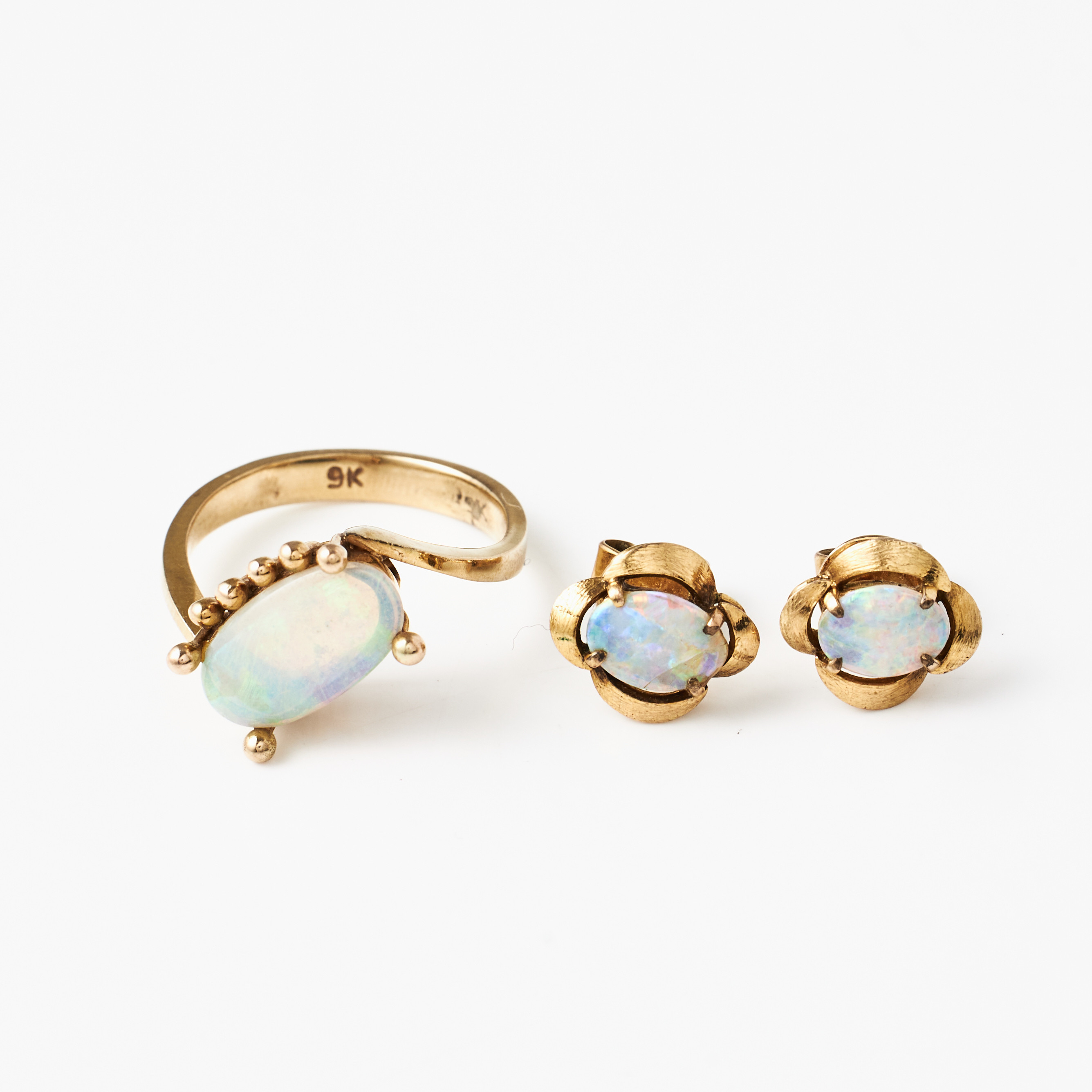 RING, ÖRHÄNGEN, 1 par, 9 k guld, opalliknande stenar.