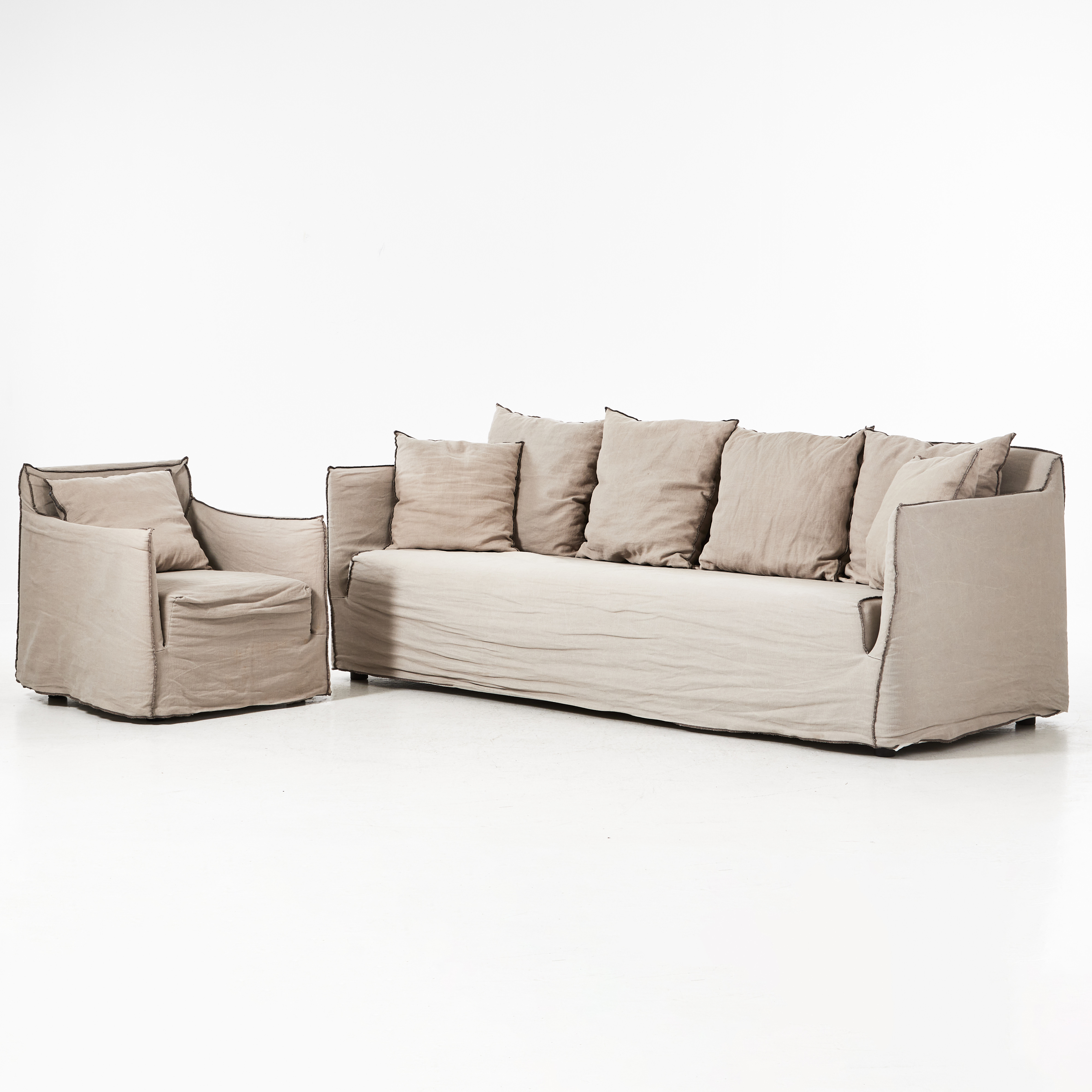 SOFFA, FÅTÖLJ, "Ghost 12", Paola Navone, Gervasoni, helstoppad med grå linneklädsel.