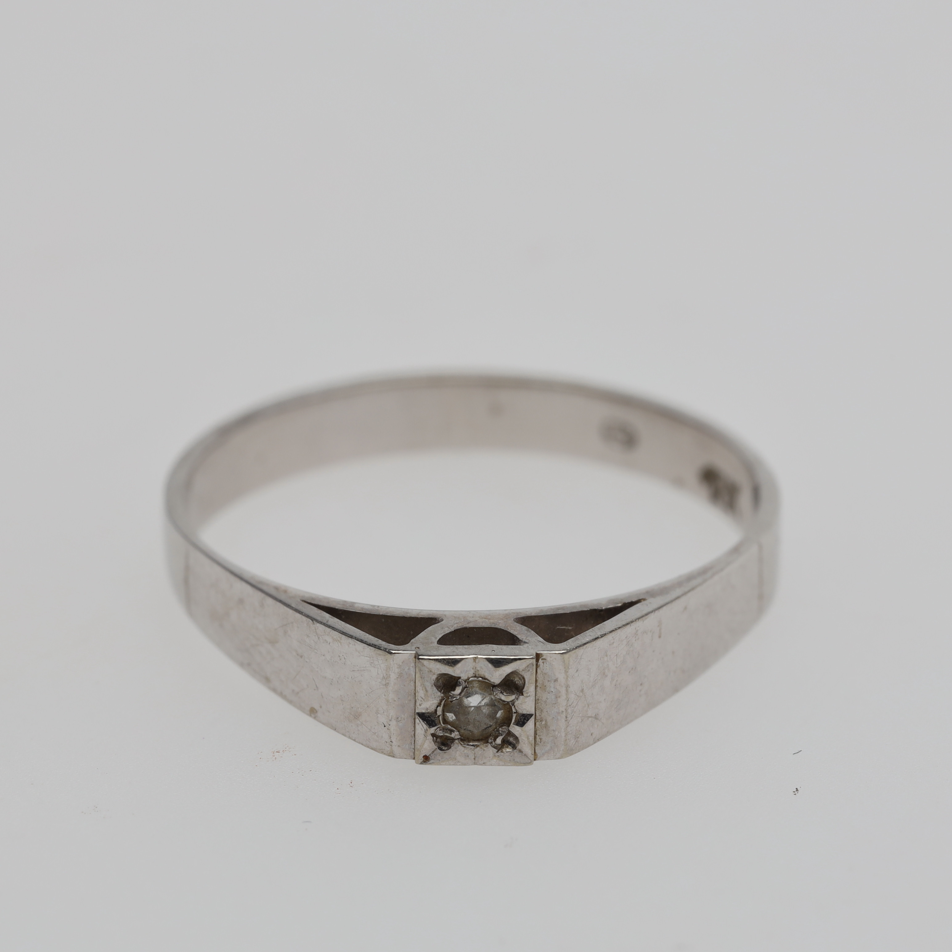 RING 18K vitguld med diamant bruttovikt ca 1,6 gram.