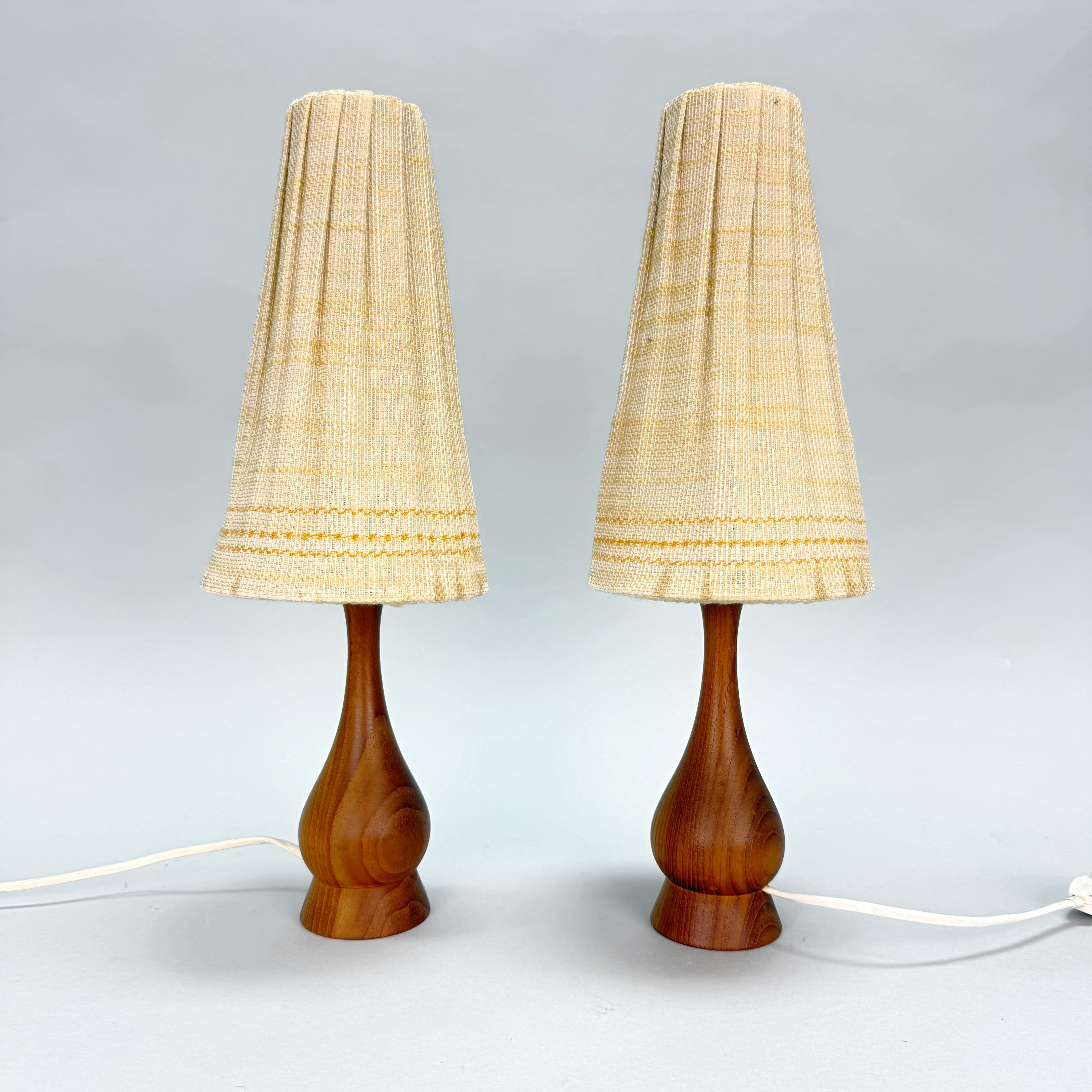 BORDSLAMPOR - Ett par, Teak med textilskärm, 1960-tal.