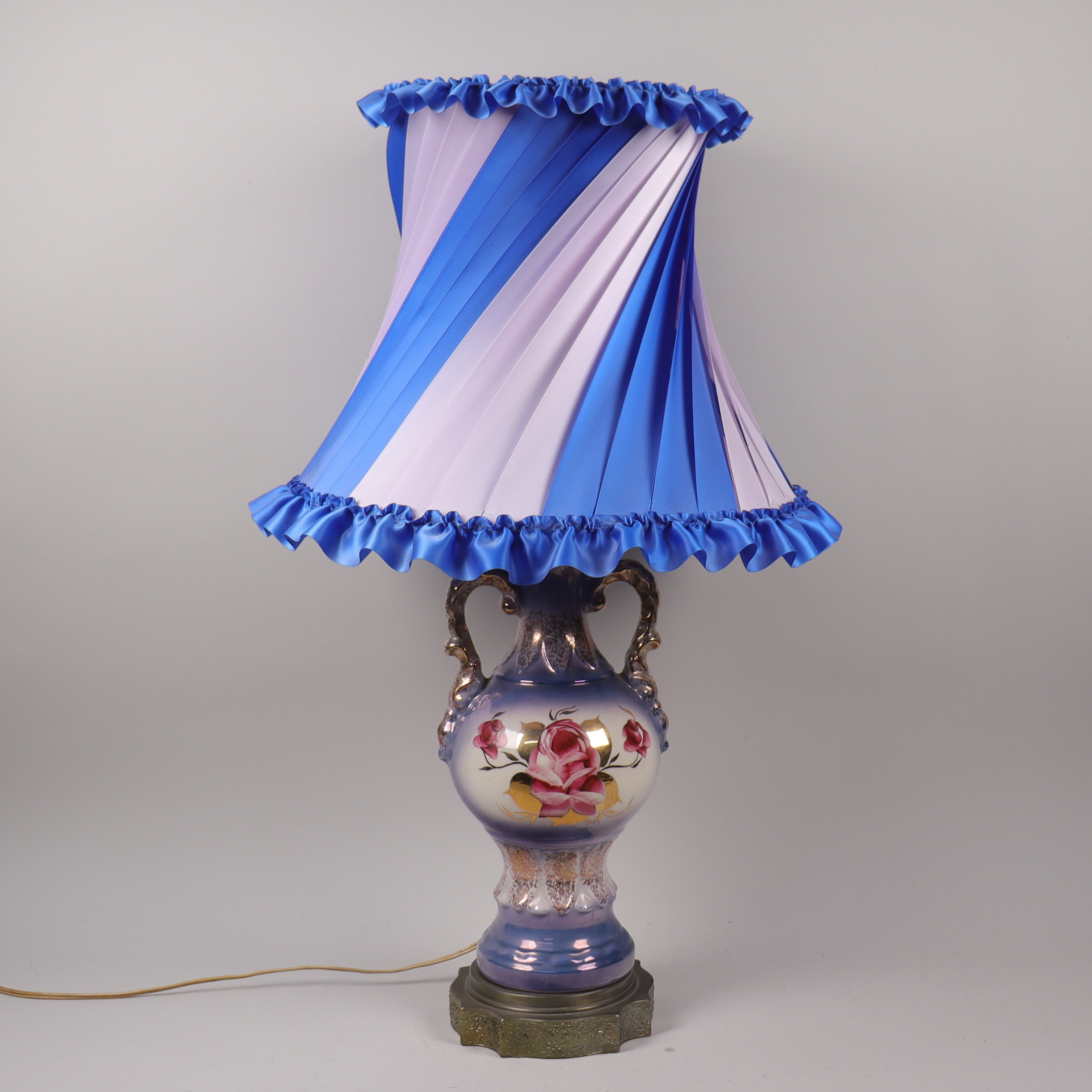 BORDSLAMPA, porslinsfot med hänklar med avslut i mässing, textilskärm, 1900-talets mitt.