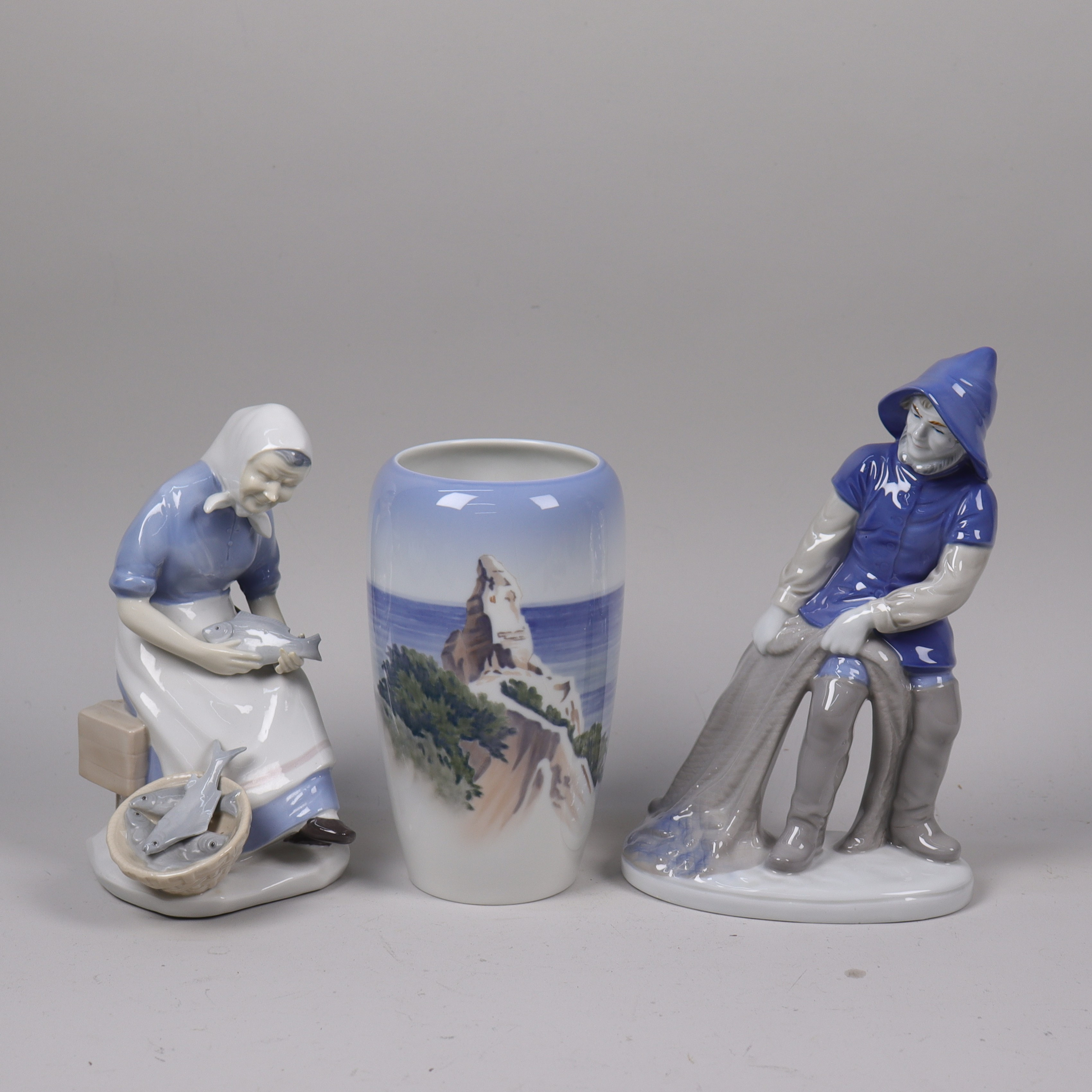 FIGURINER SAMT VAS, Royal Copenhagen, Carl Scheidig porslinsfabrik och Wagner & Apel, 3 delar.