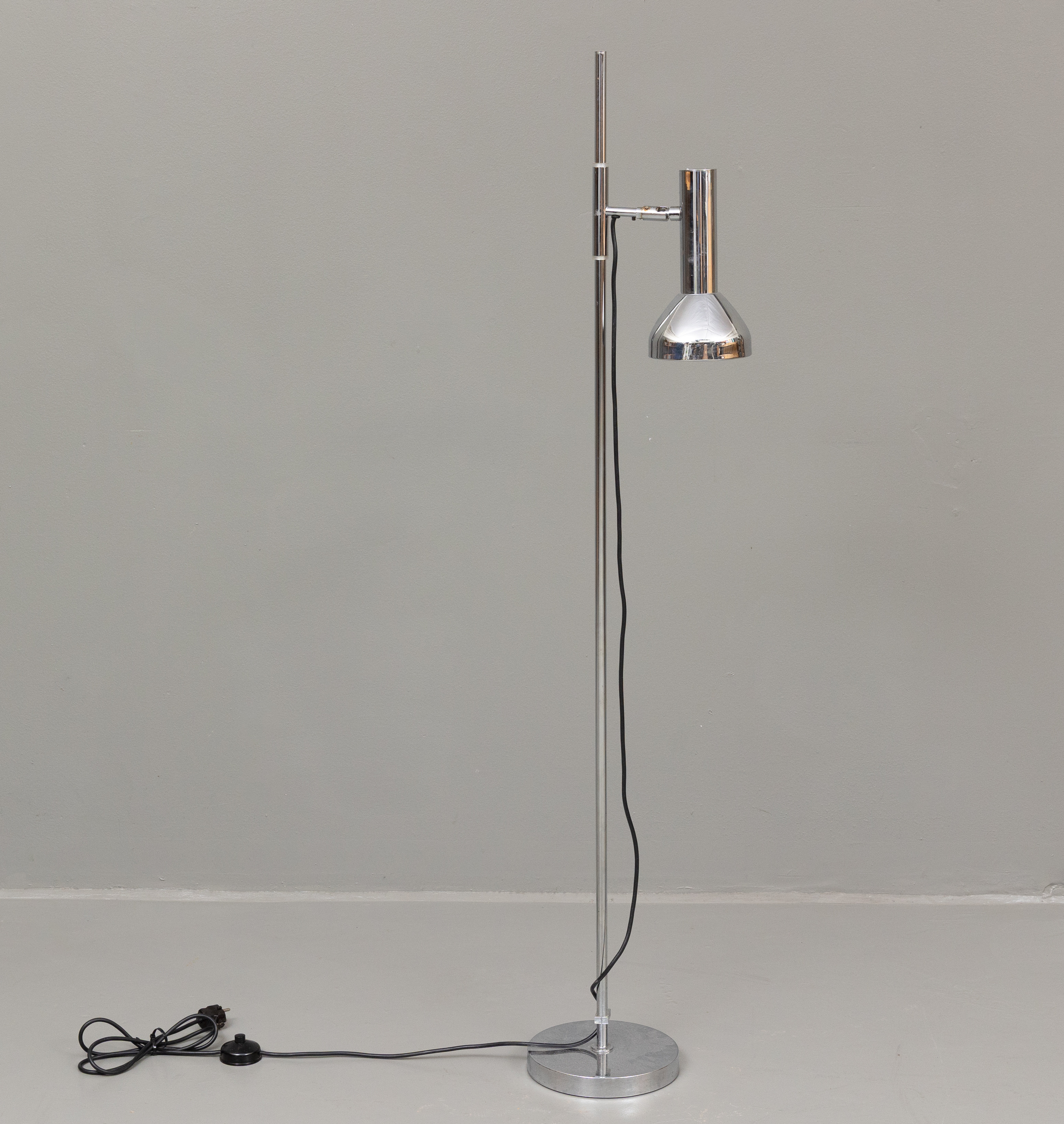 GOLVLAMPA, kromad metall, OMI, Danmark, 1900-talets andra hälft.