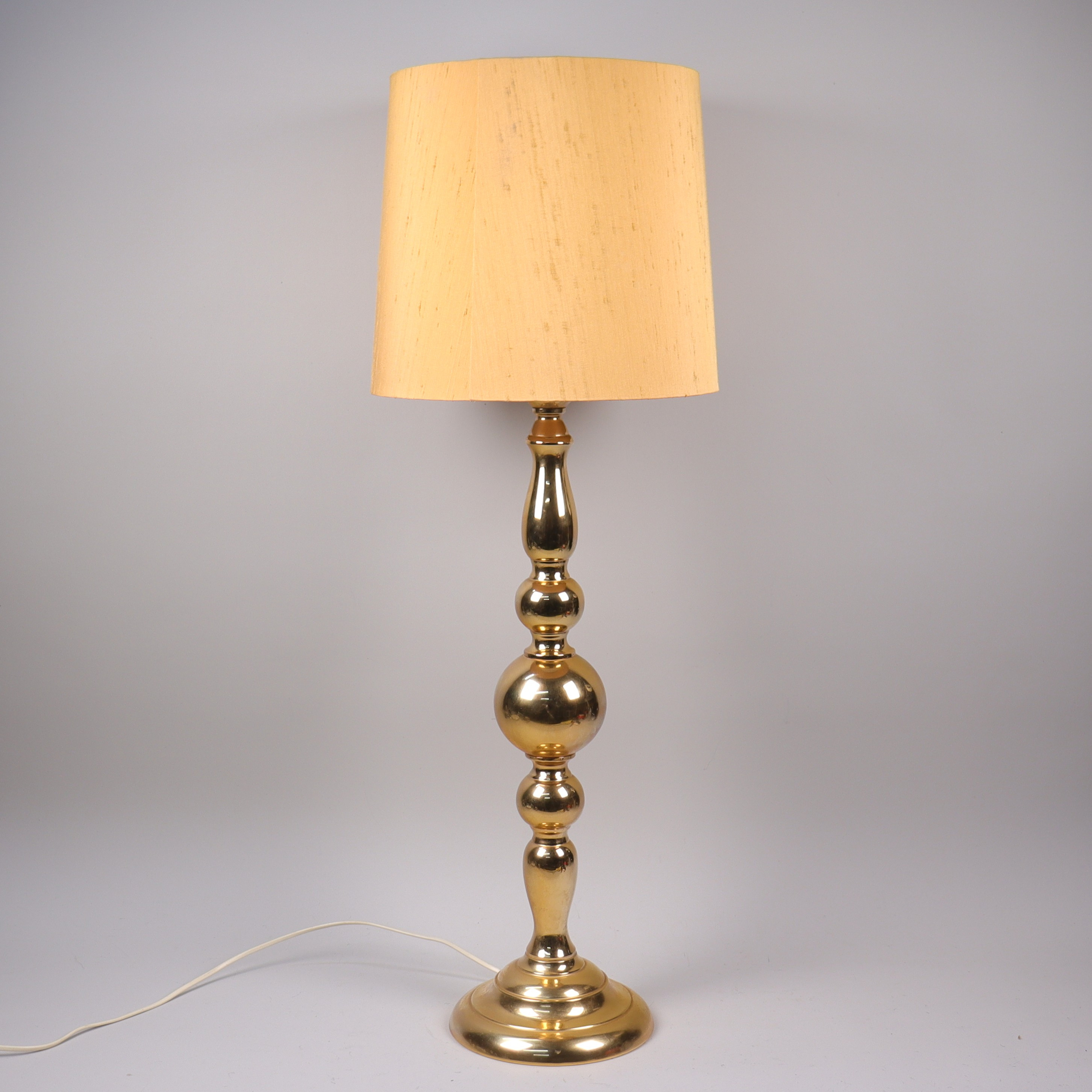 BORDSLAMPA, mässing med textilskärm, 1960/70-tal.