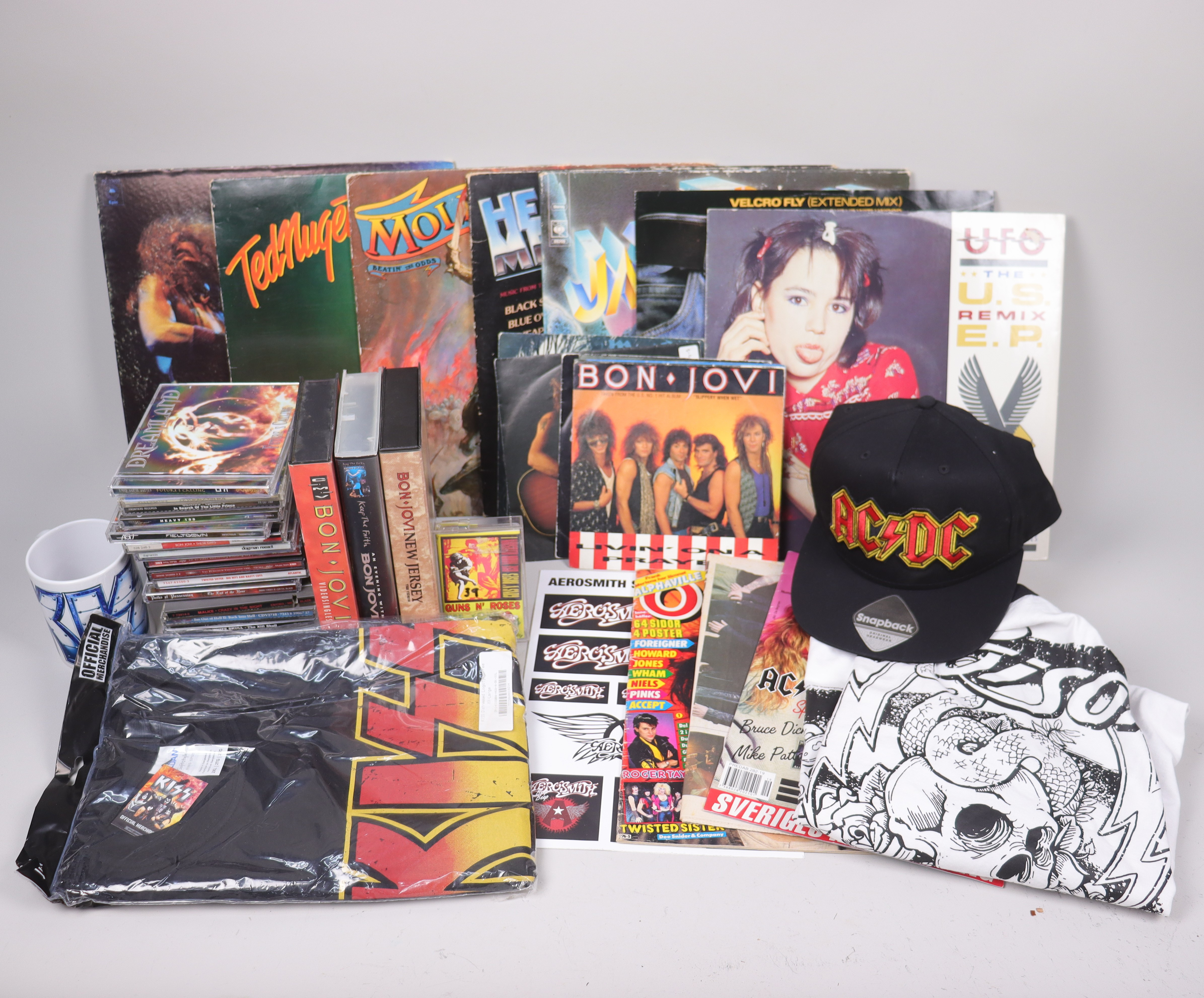 MUSIKMEMORABILIA, hårdrock, diverse vinyl, kaffemugg, keps, t-shirts, CD, mm, Kiss, Poison, ZZ Top, AC/DC m fl.