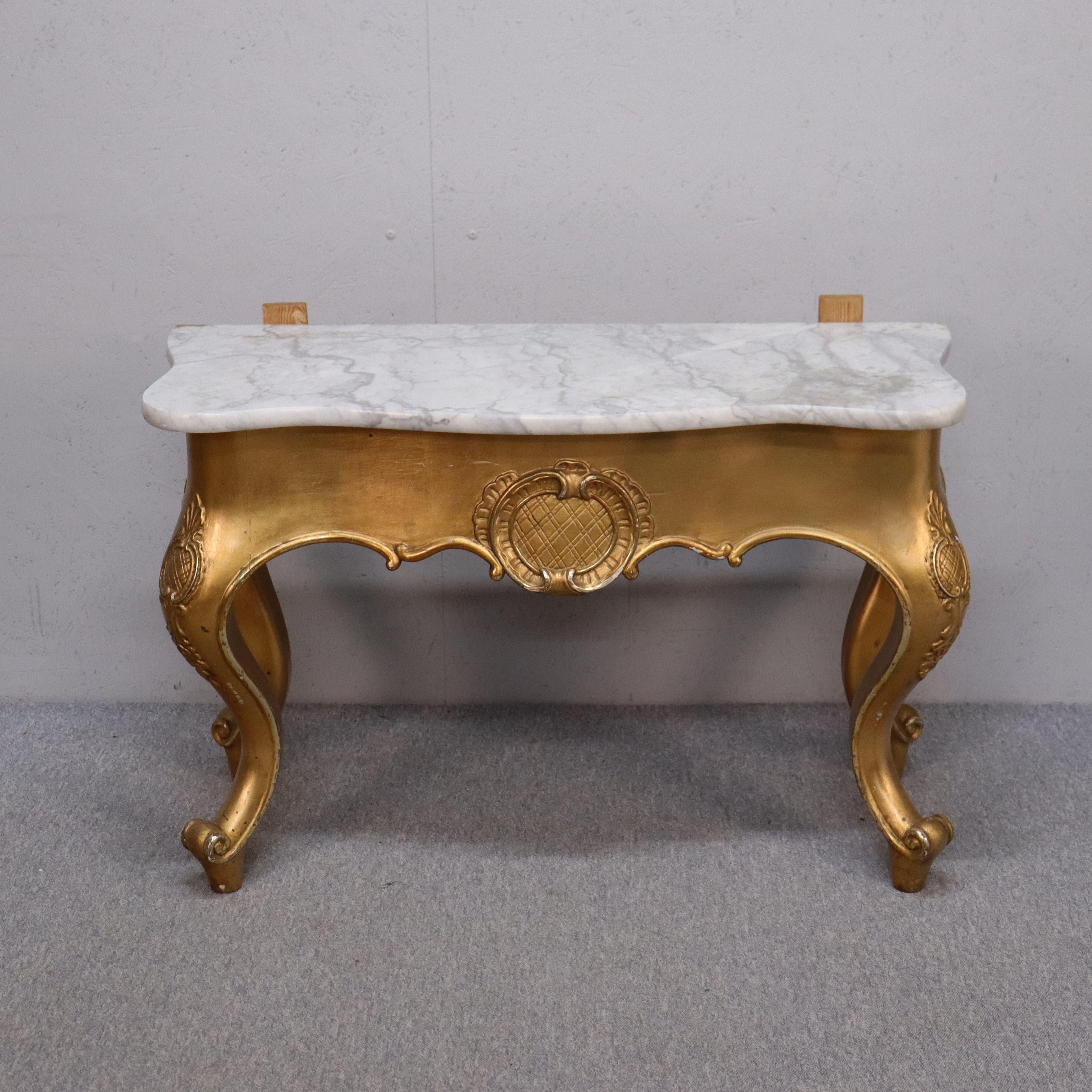 KONSOLBORD, rokokostil, marmor på förgyld benställning, 1800/1900-tal.