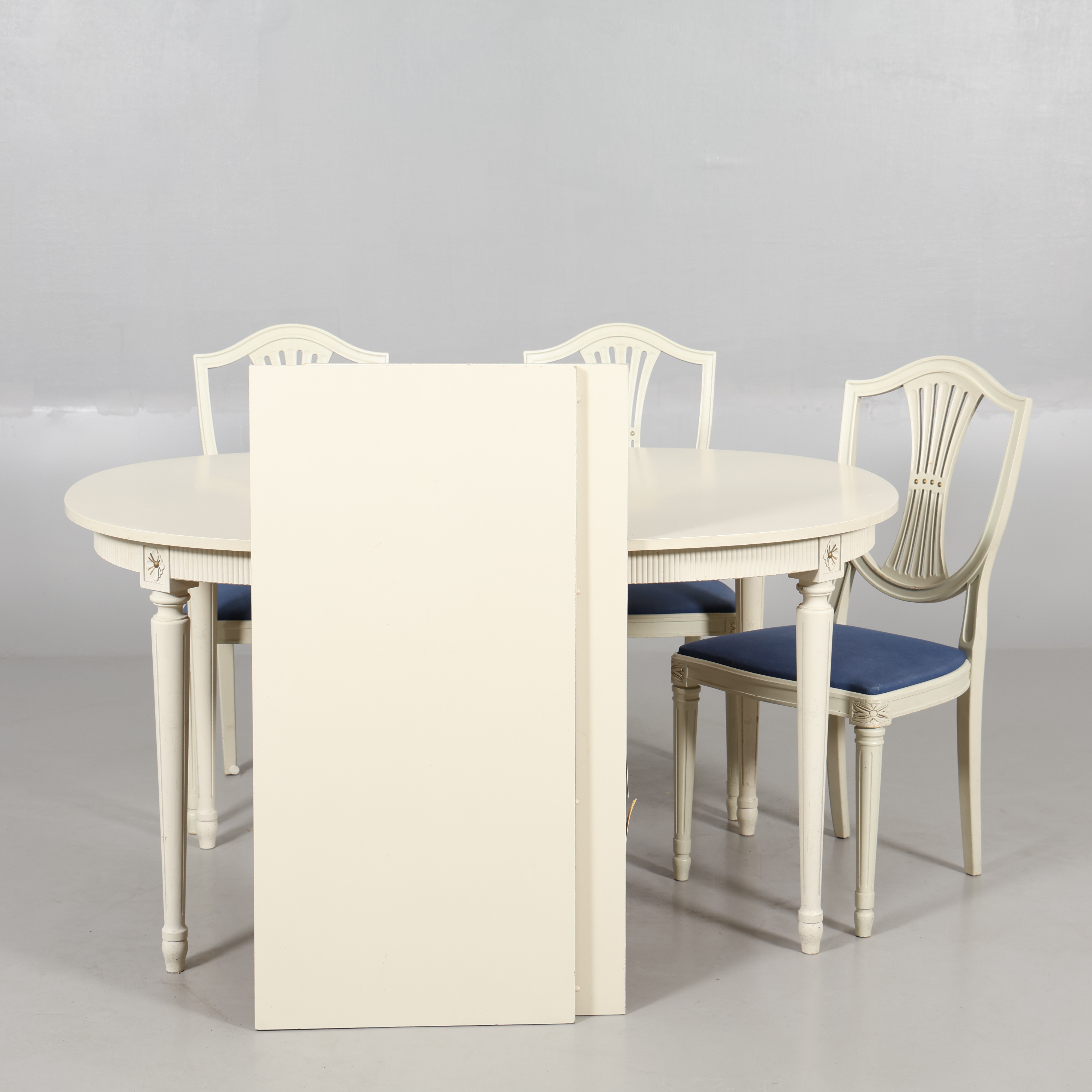 BORD med 3 STOLAR, gustaviansk stil.