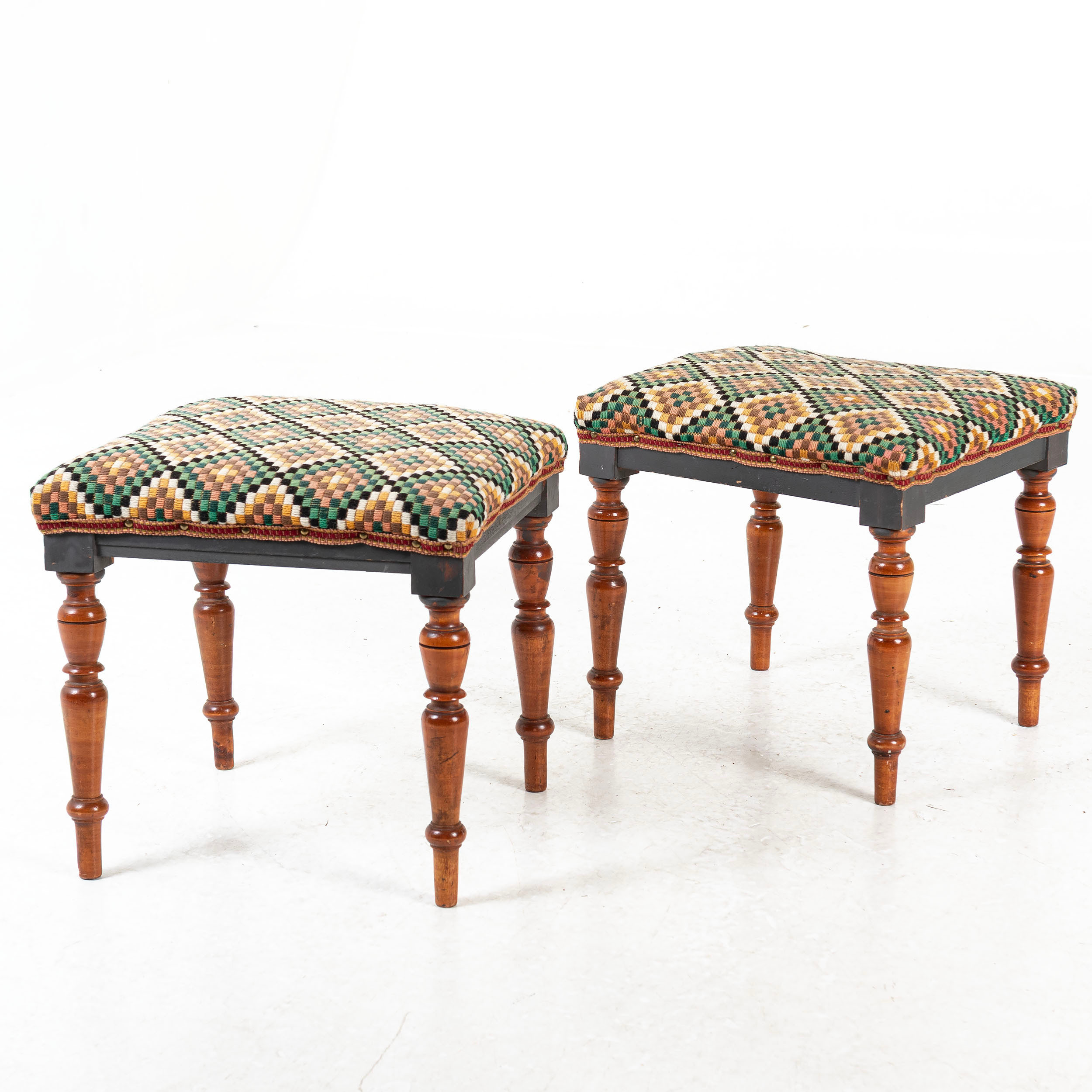 PALLAR. 1 par, nyrenässans, broderad klädsel, svarvat underrede, sekelskiftet 1900.