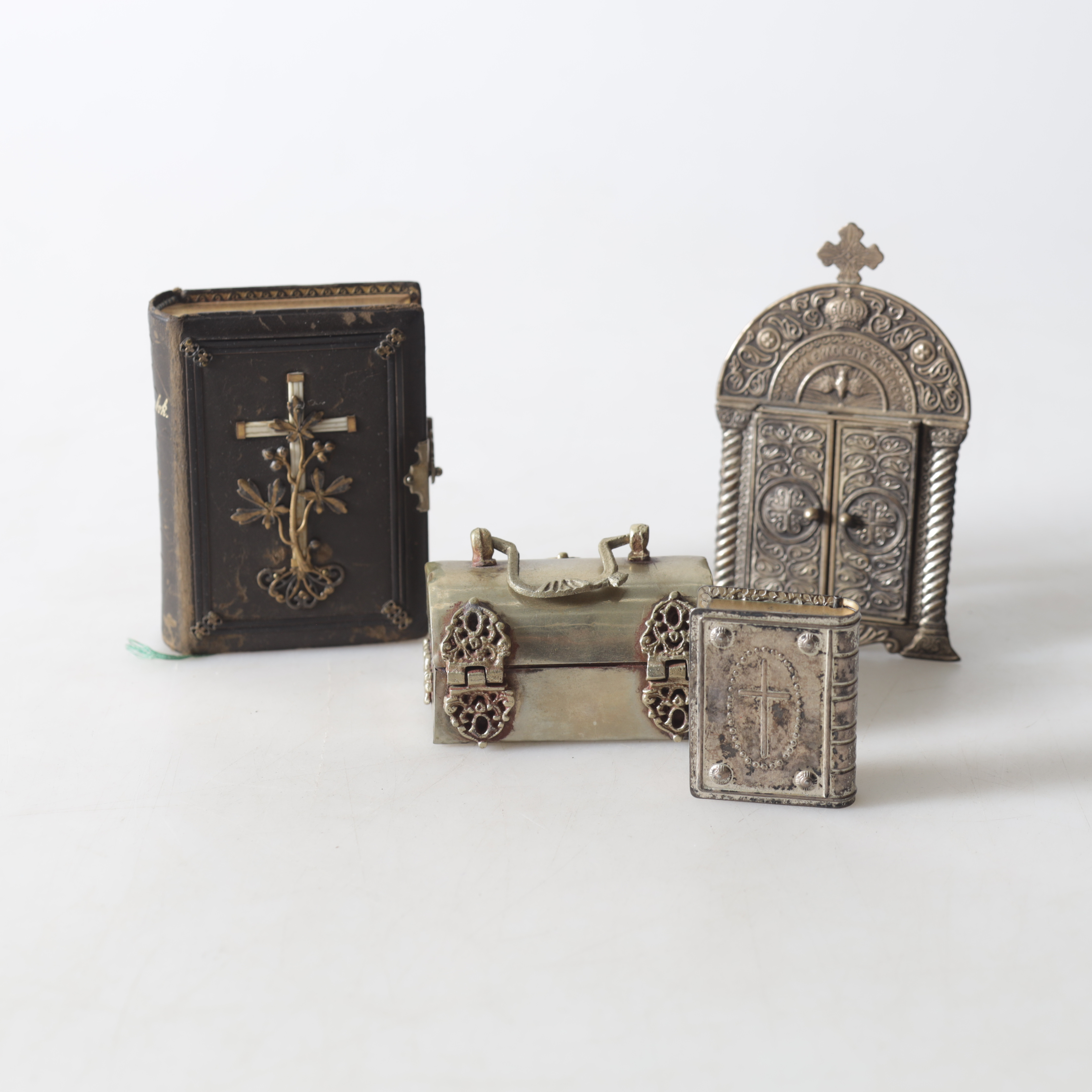 RELIGIÖSA FÖREMÅL, 4 st, 1900-tal.