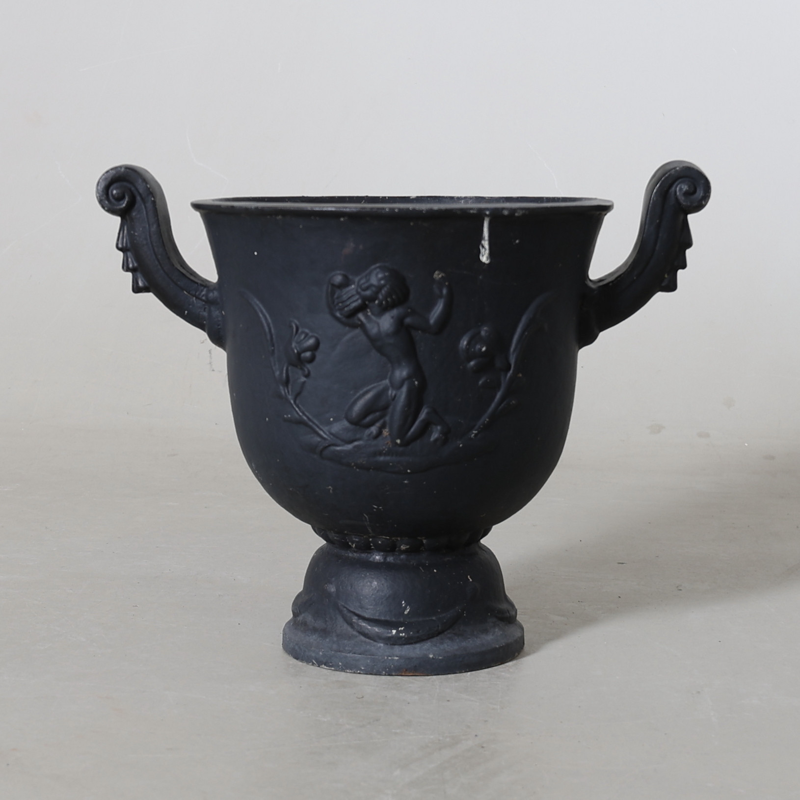 TRÄDGÅRDSURNA, aluminium, "Faunurnan", design Ivar Johnsson, Näfveqvarns Bruk A.B., formgiven 1921.