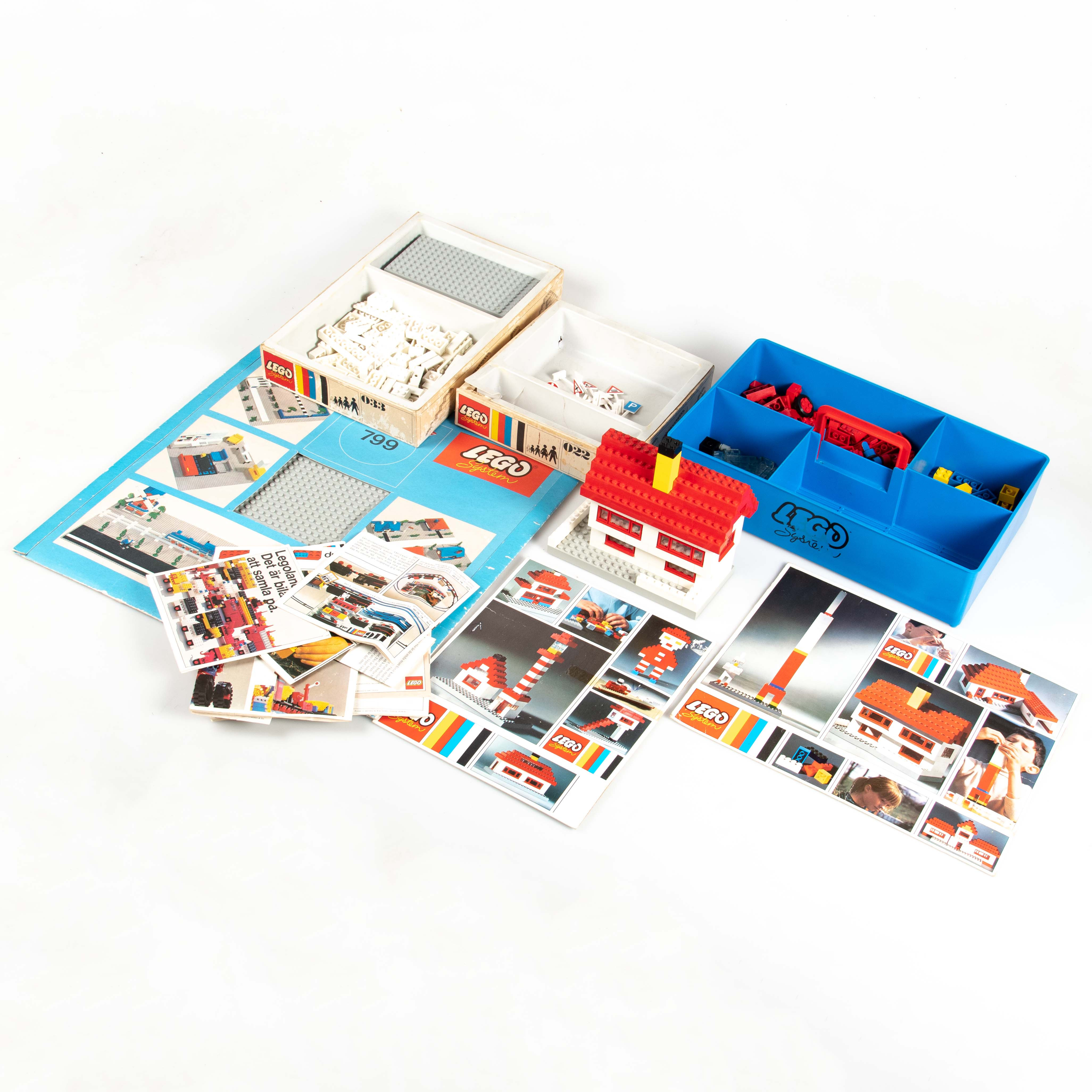 LEGO. 70-tal parti med kartonger, platta diverse instruktioner.