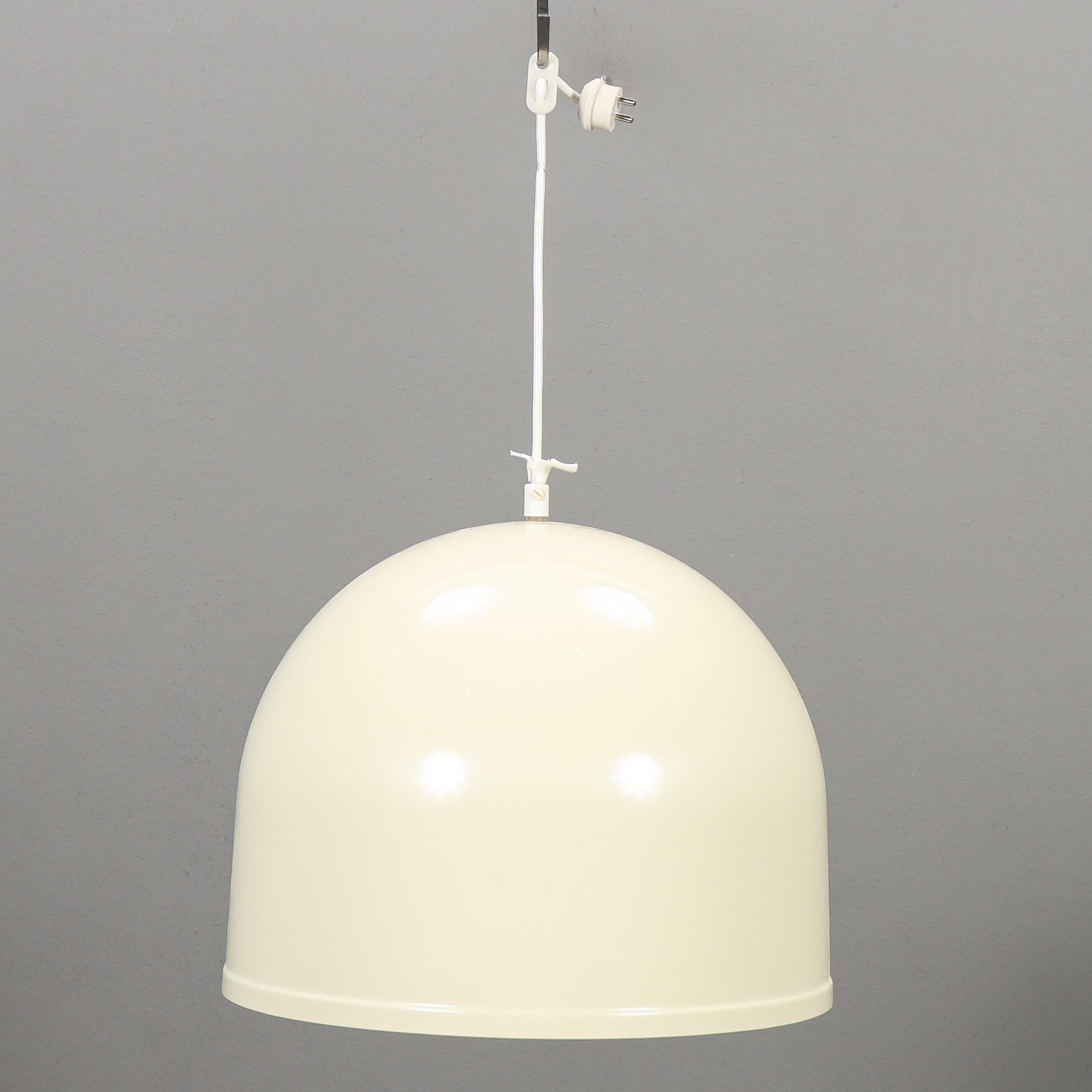 TAKLAMPA vit plast, 1960-tal.