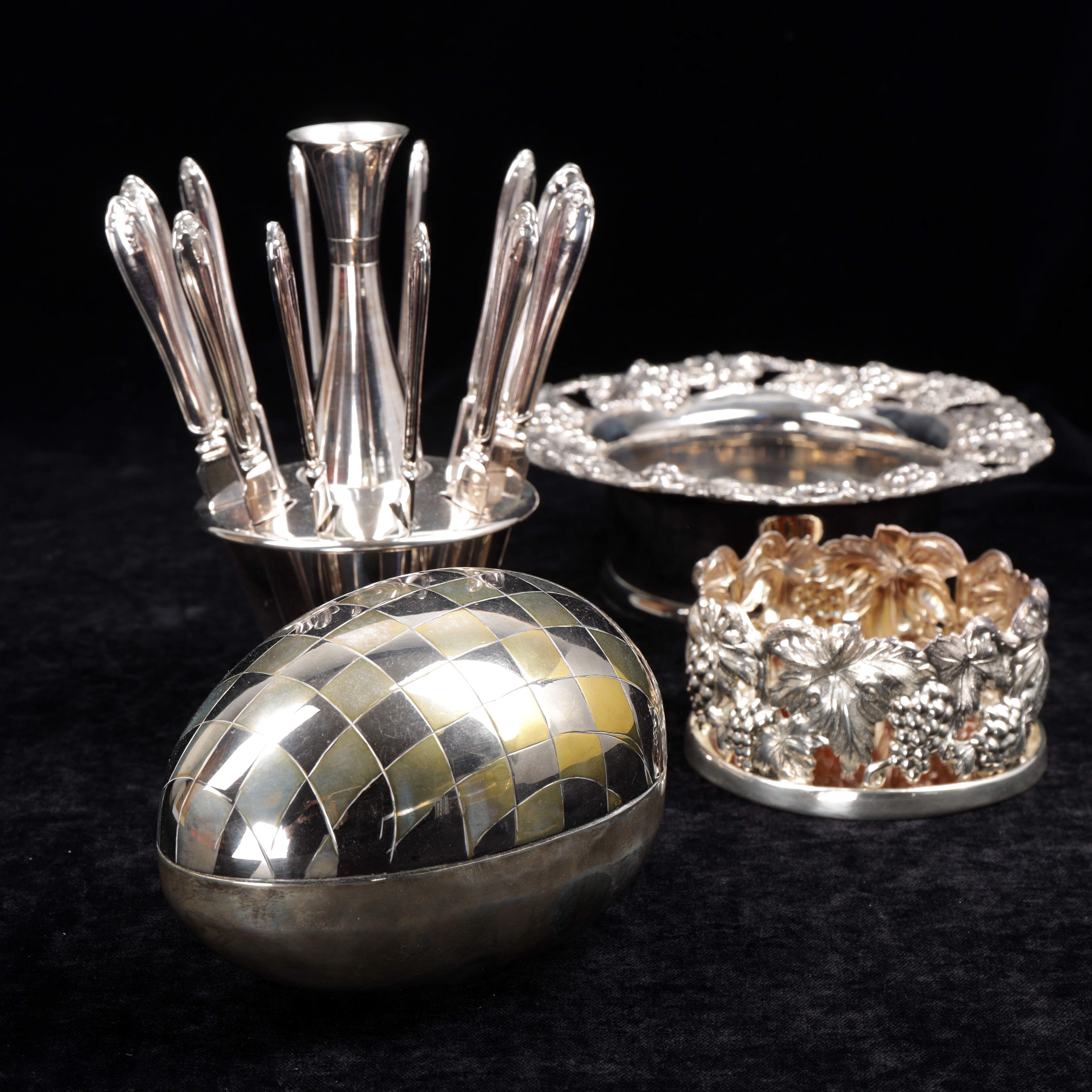 KNIVHÅLLARE, ÄGG, SKÅLAR, nysilver, 1900-talets andra hälft.
