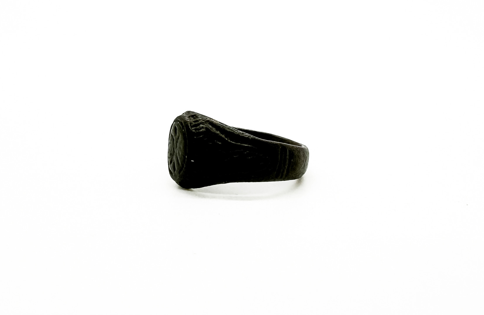 Ring. Patinerad Brons.