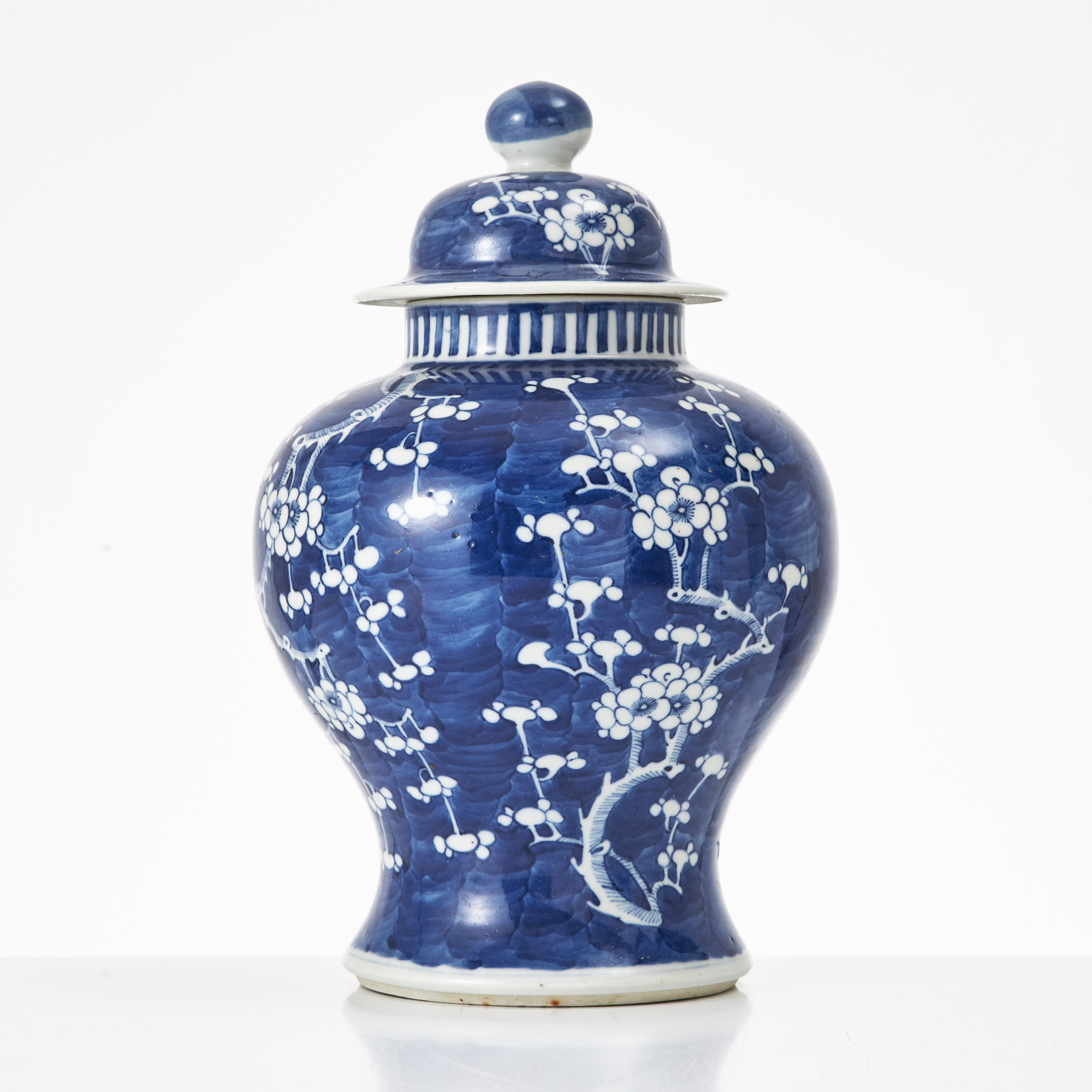 LOCKURNA, porslin, Kina, 1900-tal, balusterformad, dekor av prunus i underglasyrblått, märkt med dubbla cirklar.