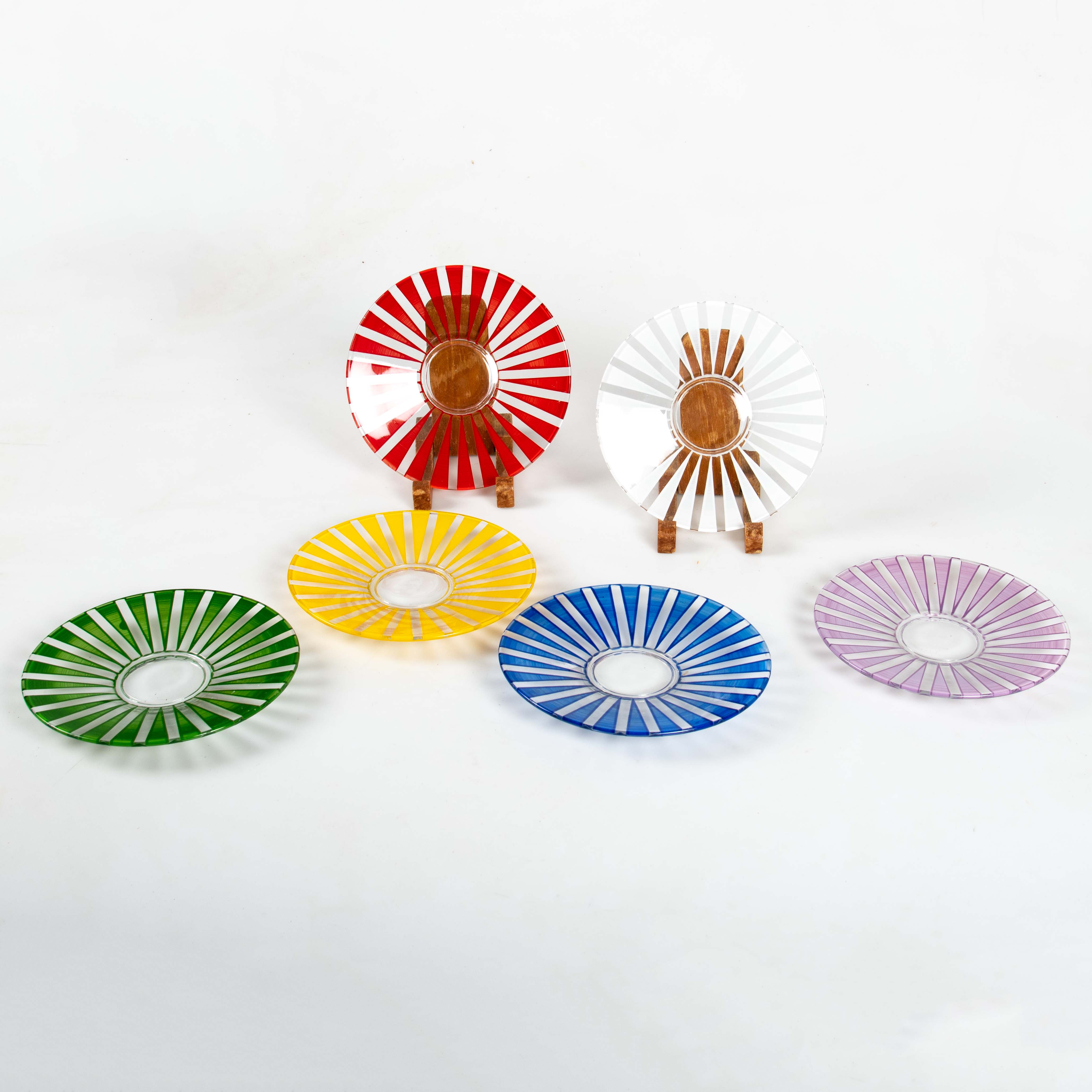BENGT ORUP. "Strikt", 6 st assietter, Johansfors, glas.