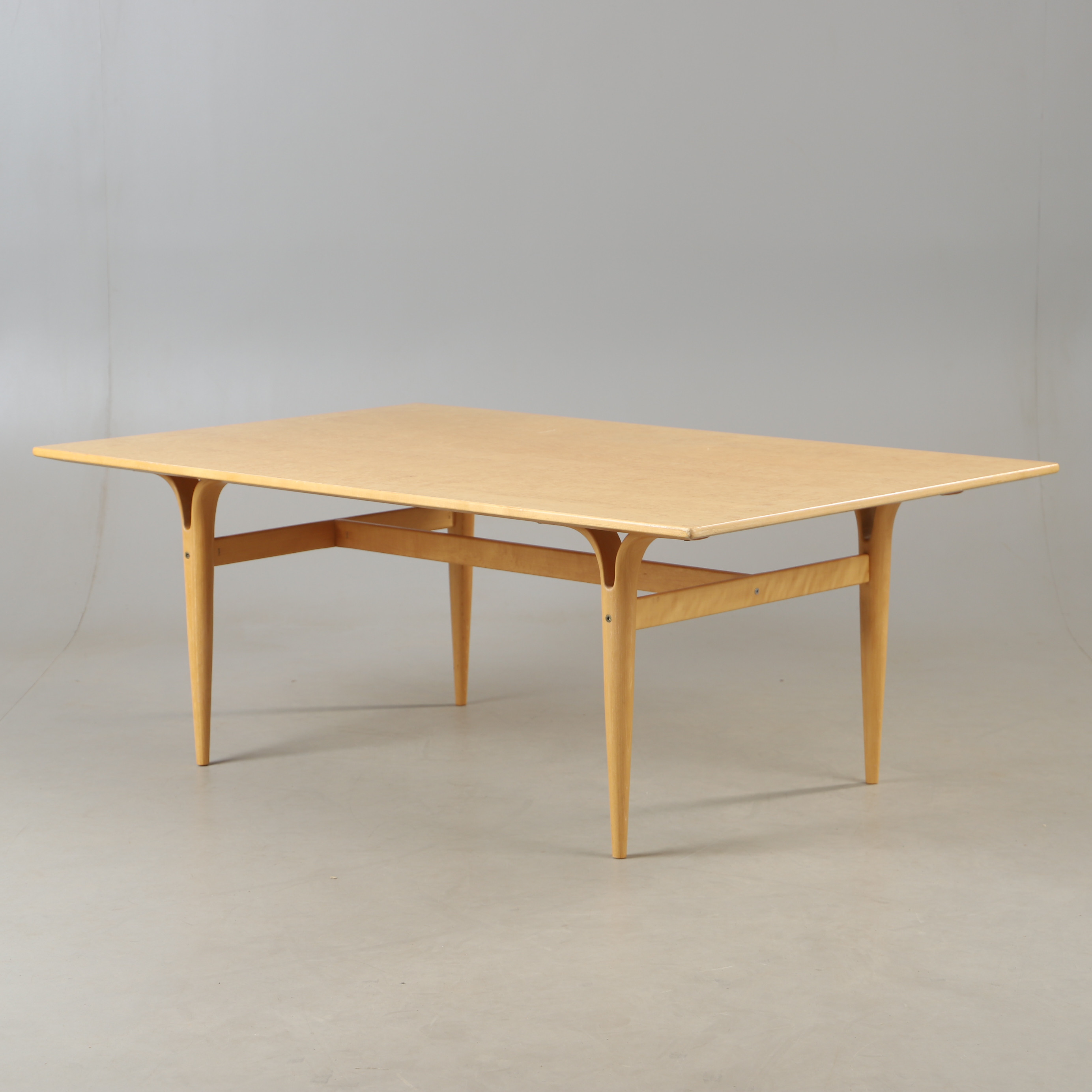BRUNO MATHSSON. Soffbord, masurbjörk, Karl Mathsson, 1976.
