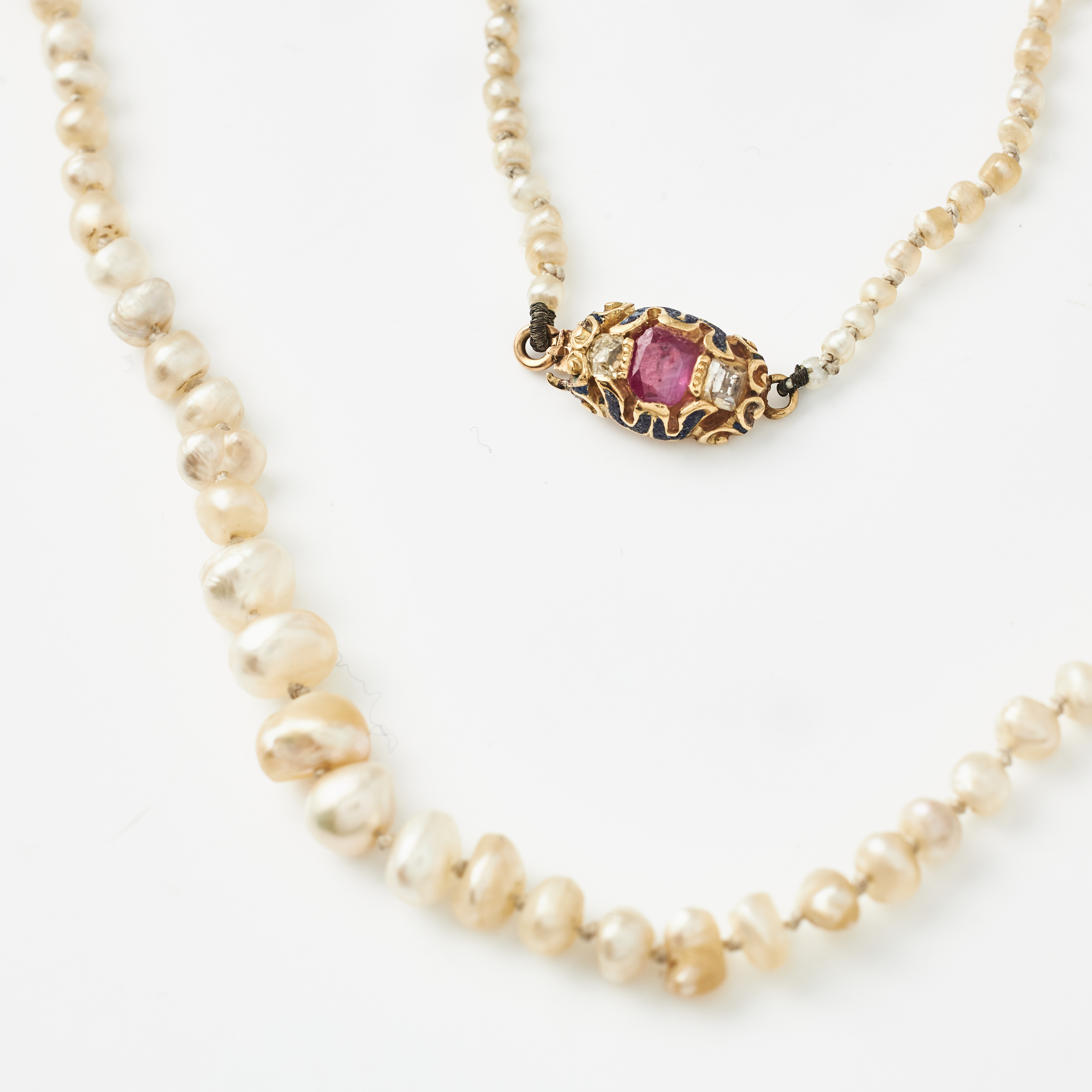 COLLIER, doserat, möjligen naturliga pärlor, lås, 18K guld, emalj, rubin och diamanter, 1800-tal.