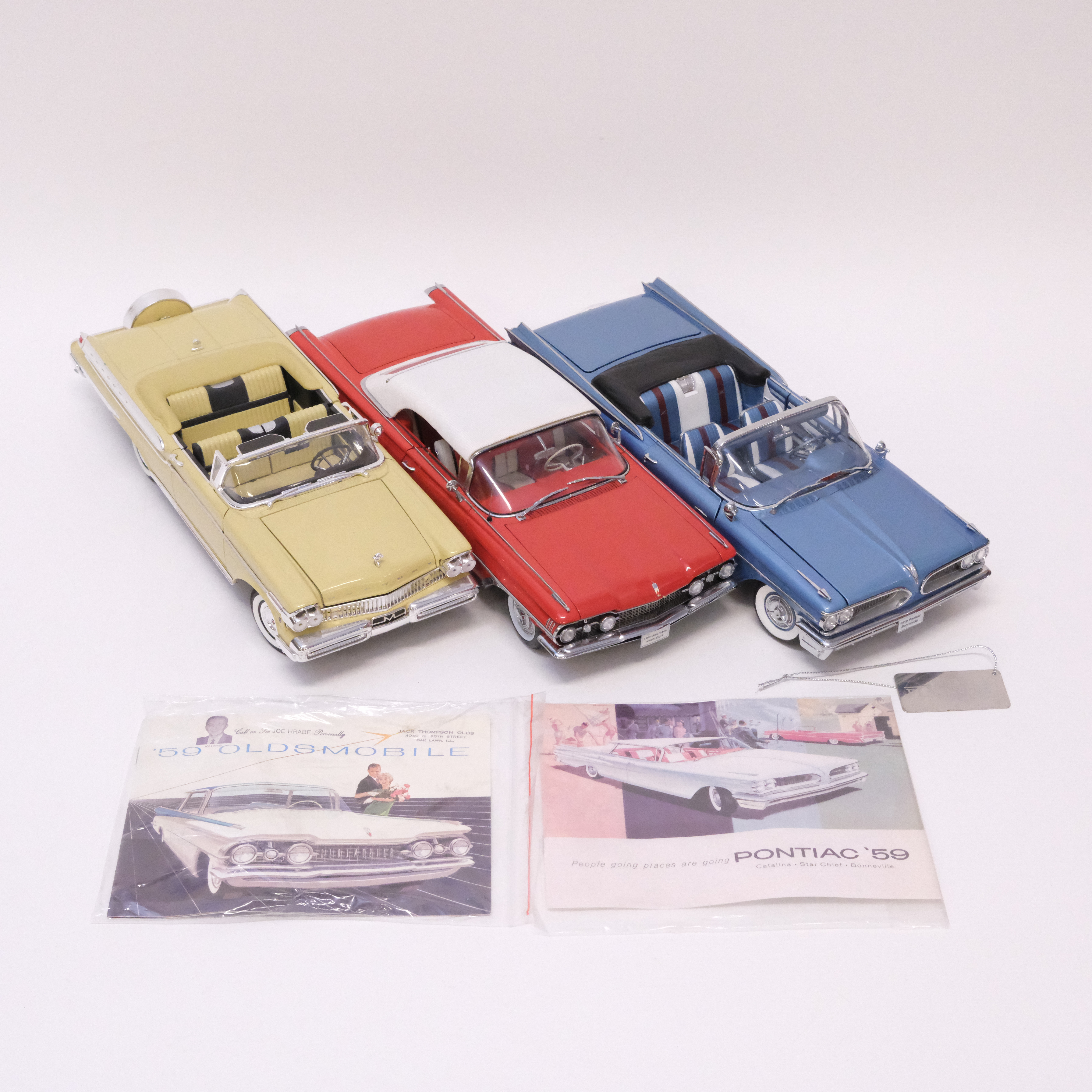 TRE MODELLBILAR. ROAD SIGNATURE MODELS OCH SUN STAR. SKALA 1:18.