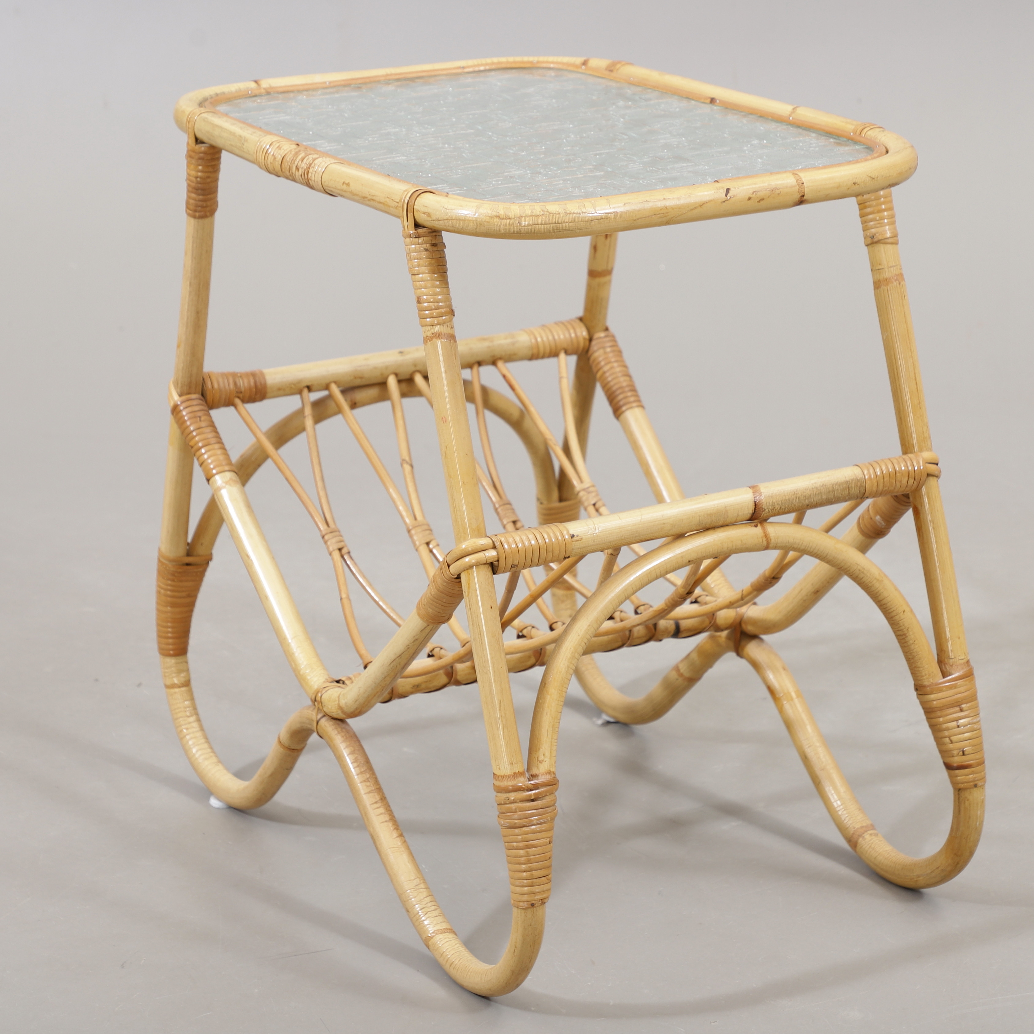 BORD MED GLASSKIVA, rotting, 1950-tal.