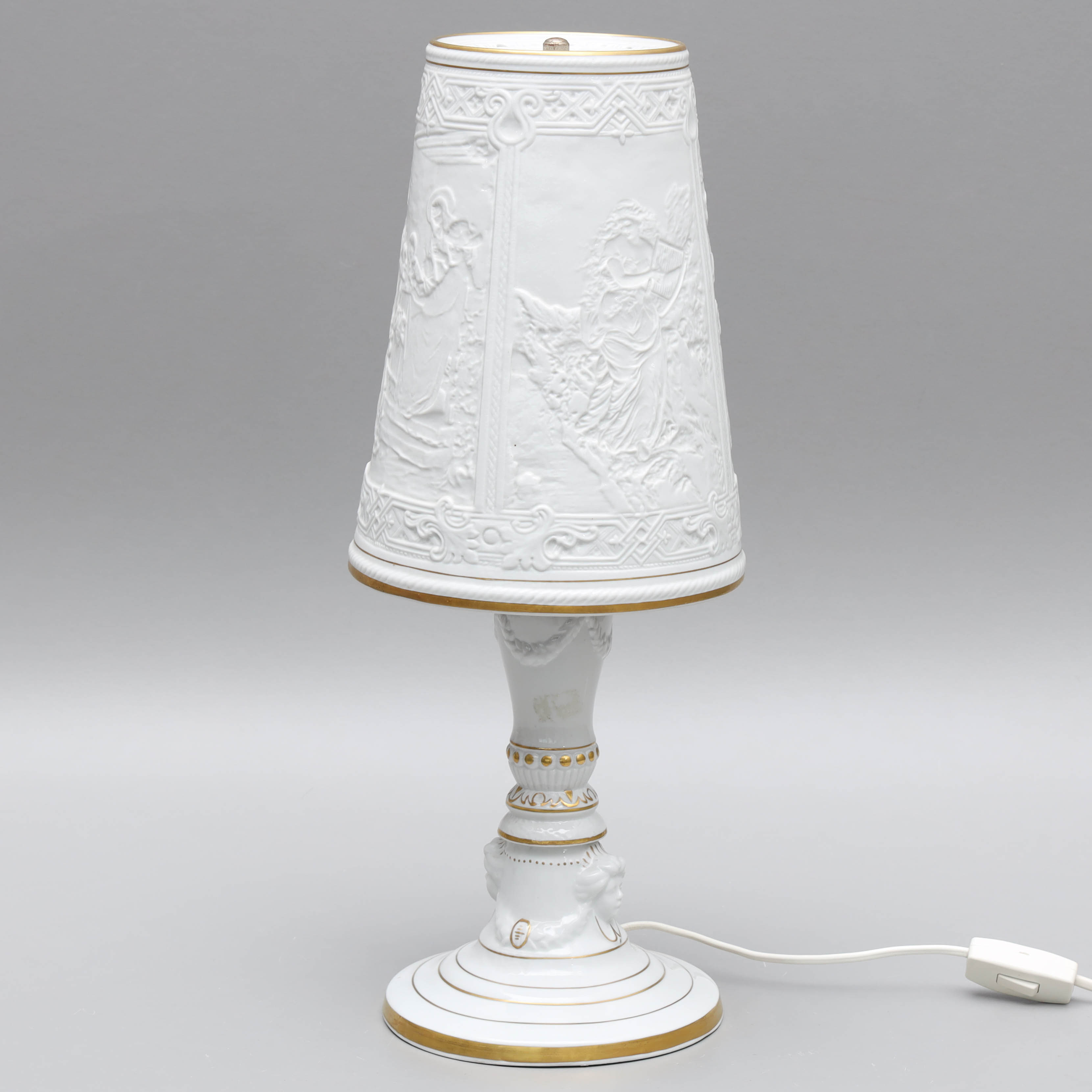 BORDSLAMPA, porslin, med gulddekor, PMP, Porcelain Manufactory Plaue, Tyskland.