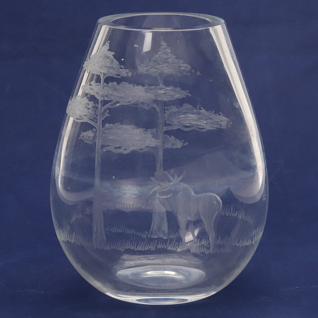 TONY RACOV. VAS, Glas med naturgravyr, Ekenäs Glashytta, signerad.