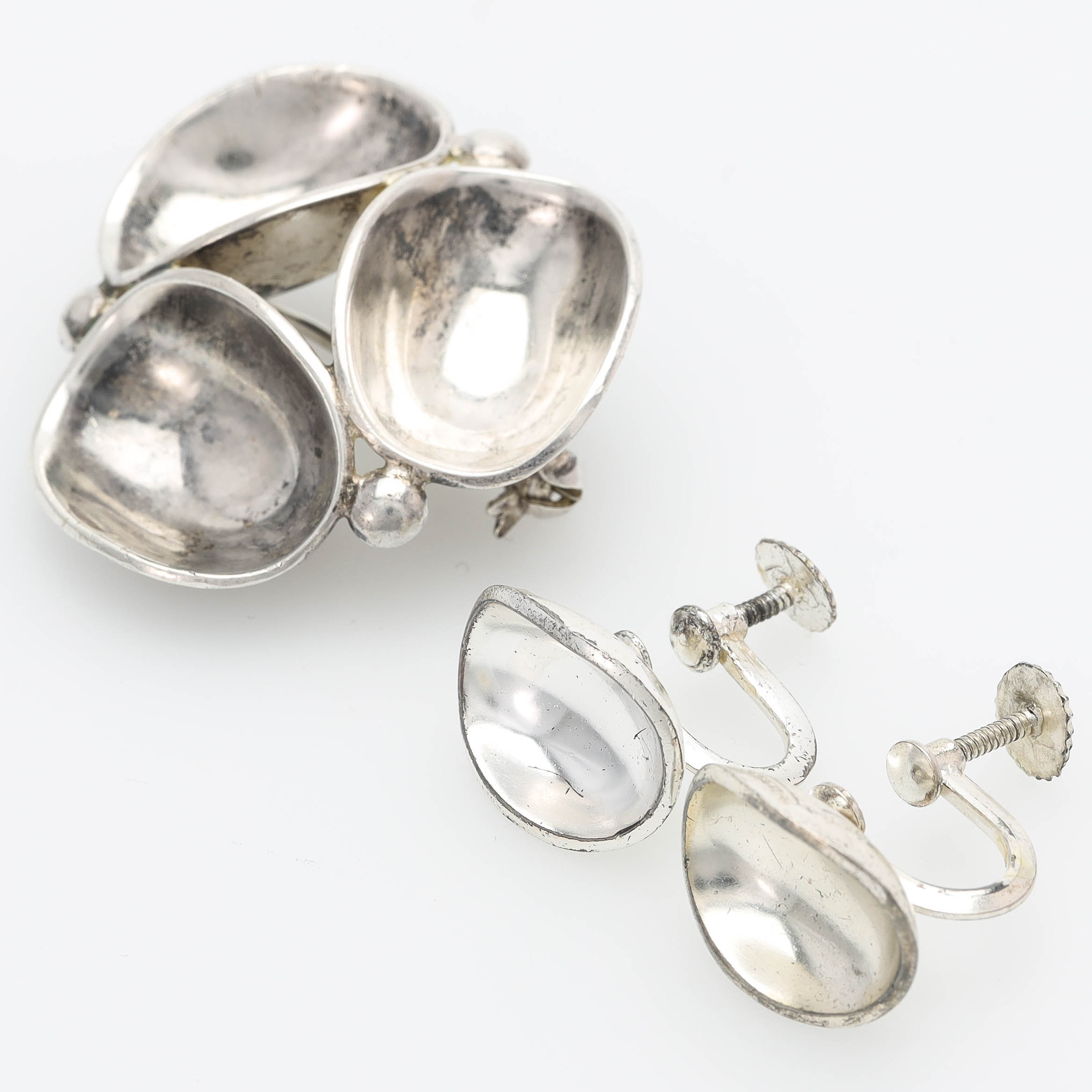 SIGURD PERSSON. 2 delar, brosch och örhängen, "Skål & Ruta serien", sterlingsilver, Stigbert, Stockholm 50-tal.