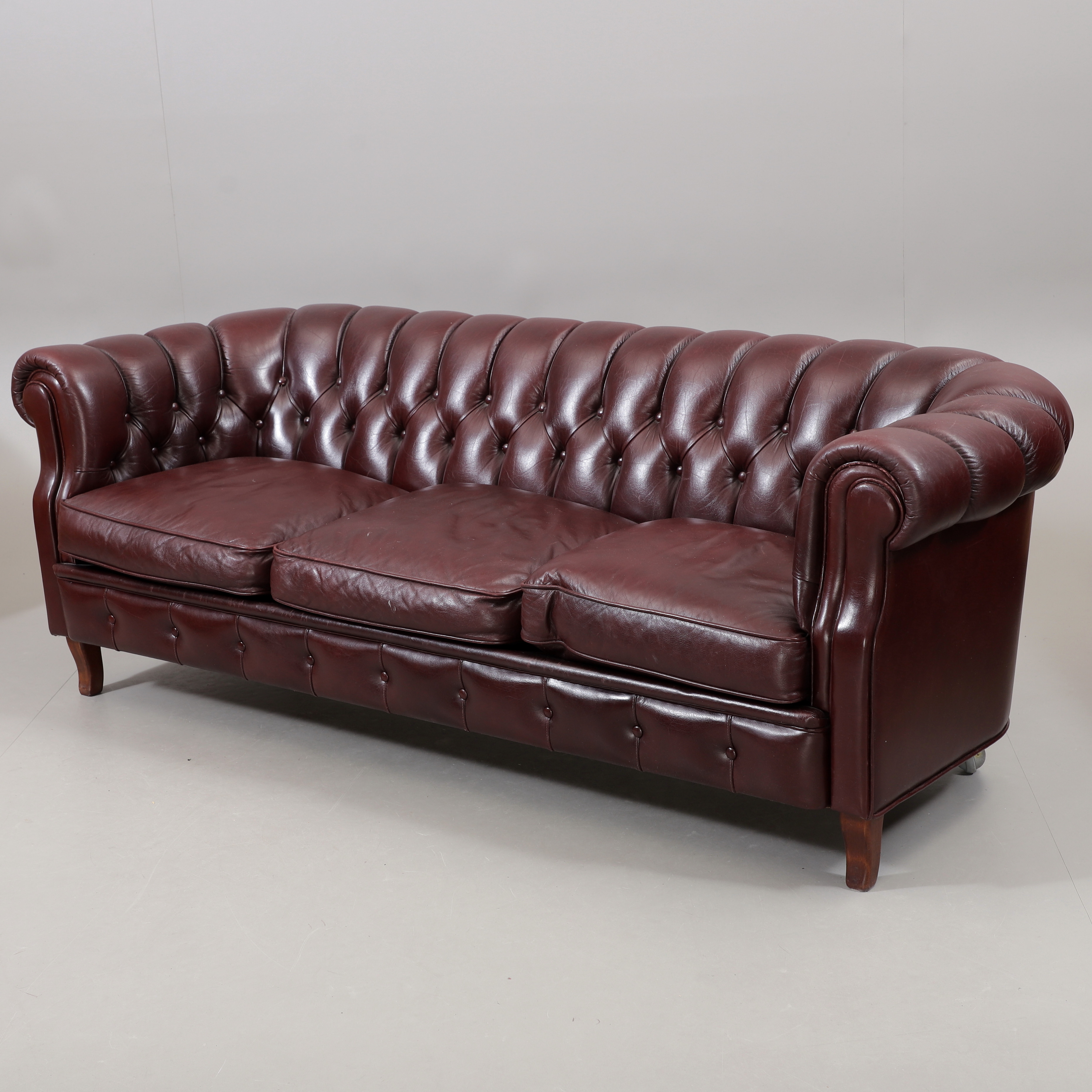 SOFFA, skinn, Chesterfieldmodell, 1900-talets andra hälft.