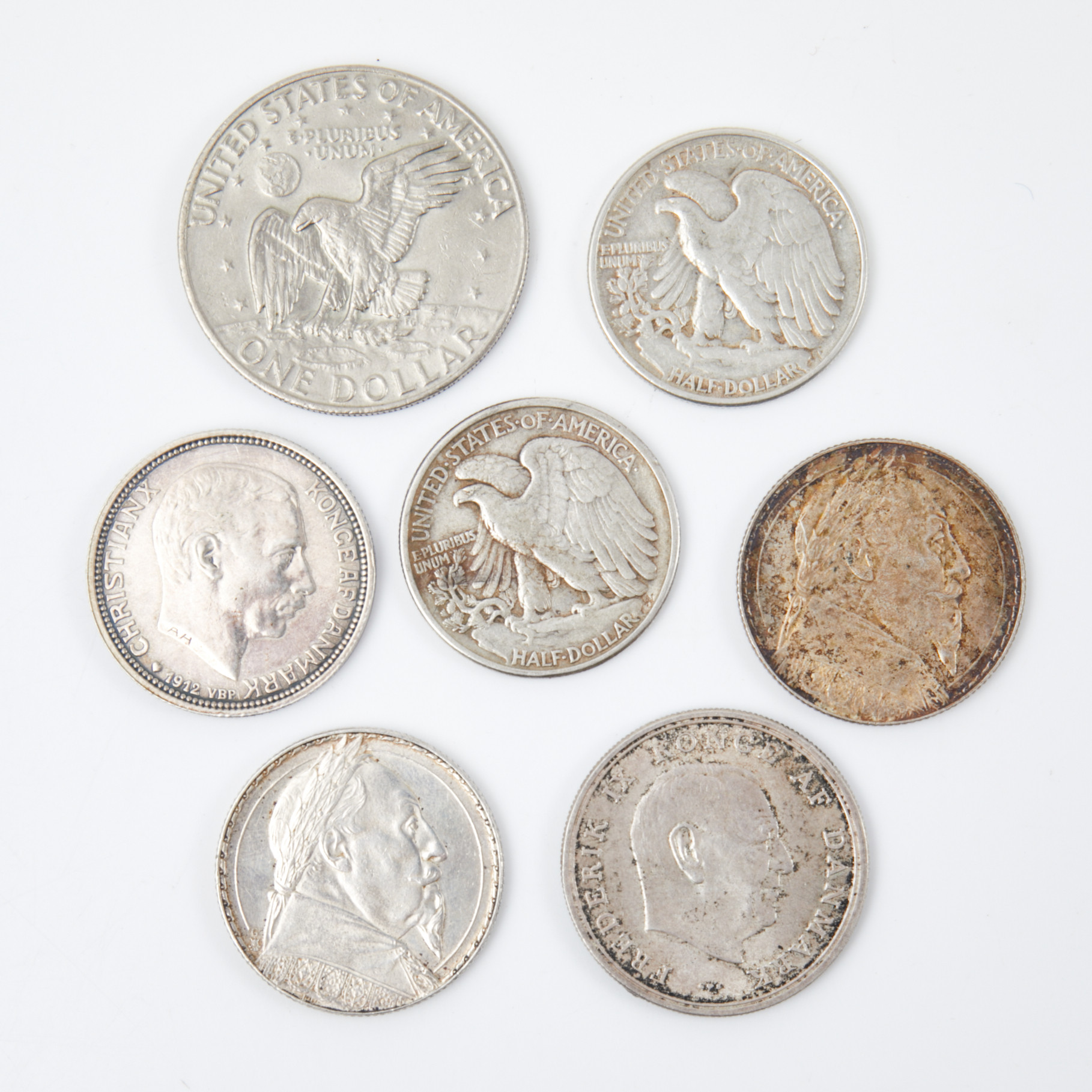 MEDALJER och MYNT, 7 st, i silver, minnesmynt 5 kr Fredrik VIII samt 2 kr Fredrik IX, Danmark, One dollar, liberty 1978, 2 halfdollar Liberty 1945 och 1946, 2 minnesmynt 2 kr Gustaf II Adolf 1932.