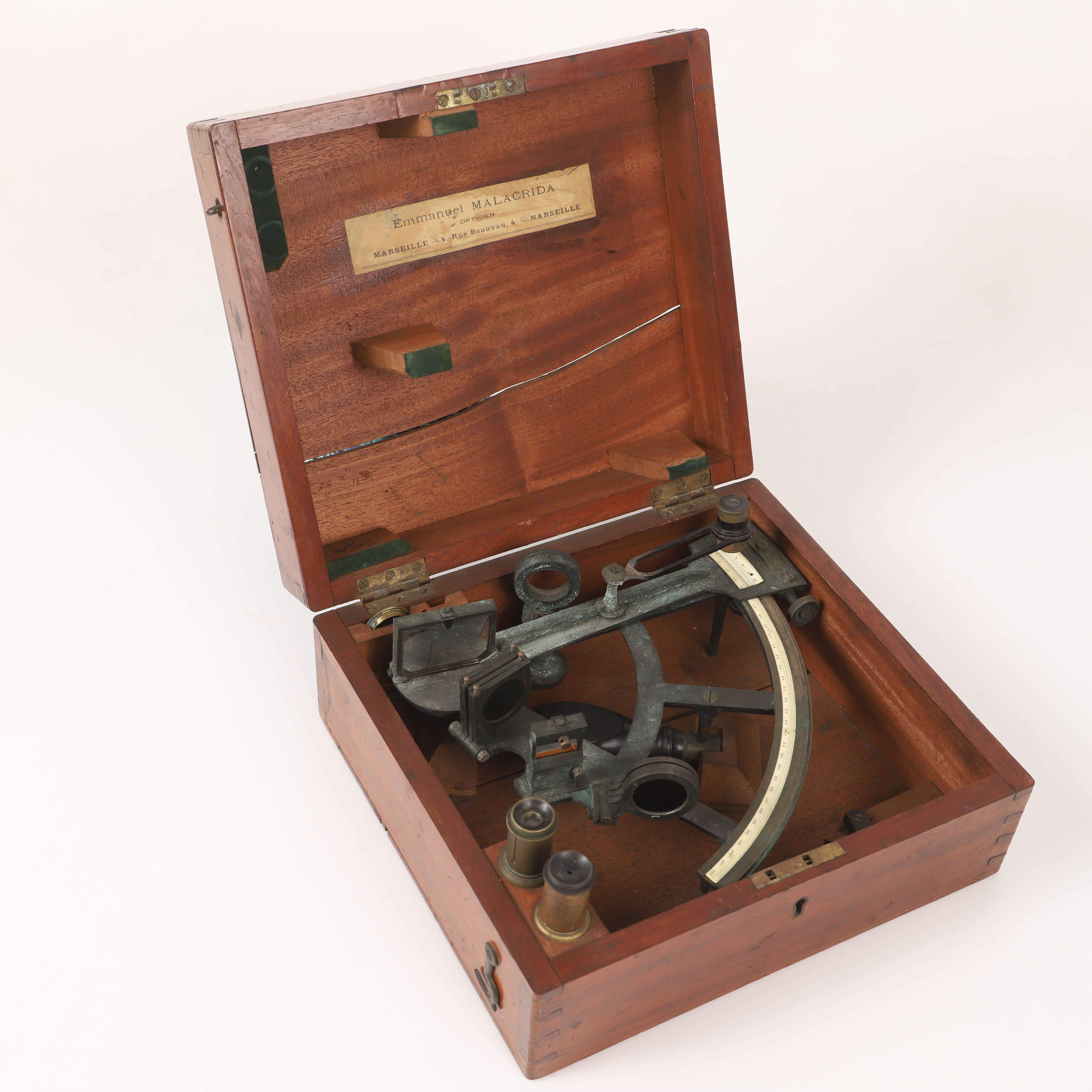 SEXTANT I TRÄLÅDA, mässing och svärtad metall, Frankrike, tidigt 1900-tal.