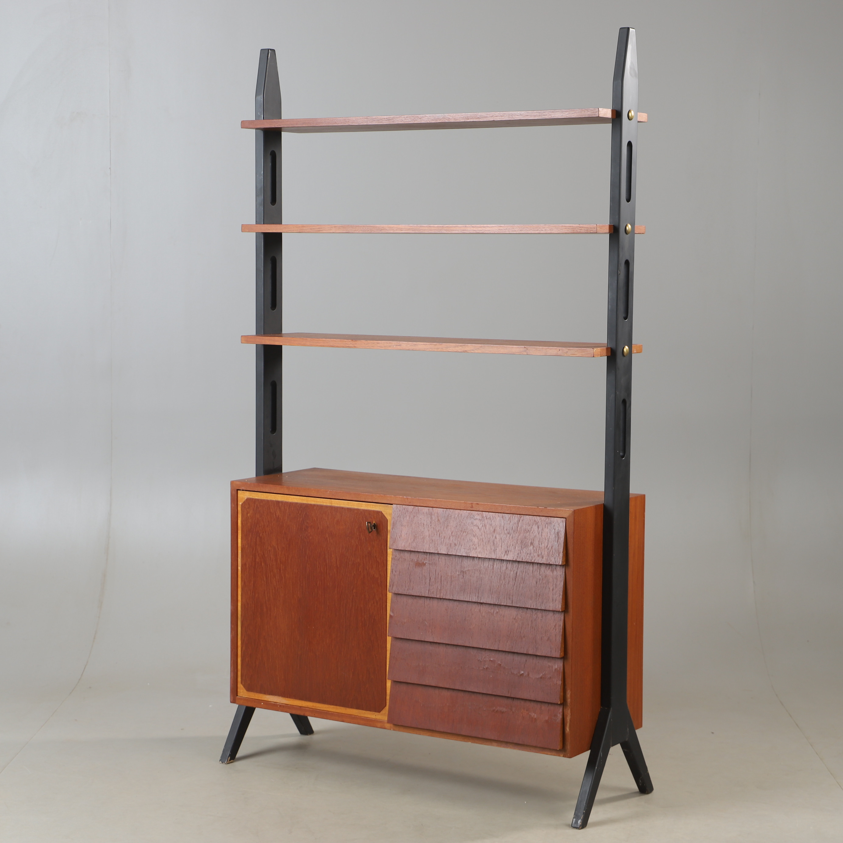 BOKHYLLA, teak med svartmålade gavlar, 1900-talets mitt.