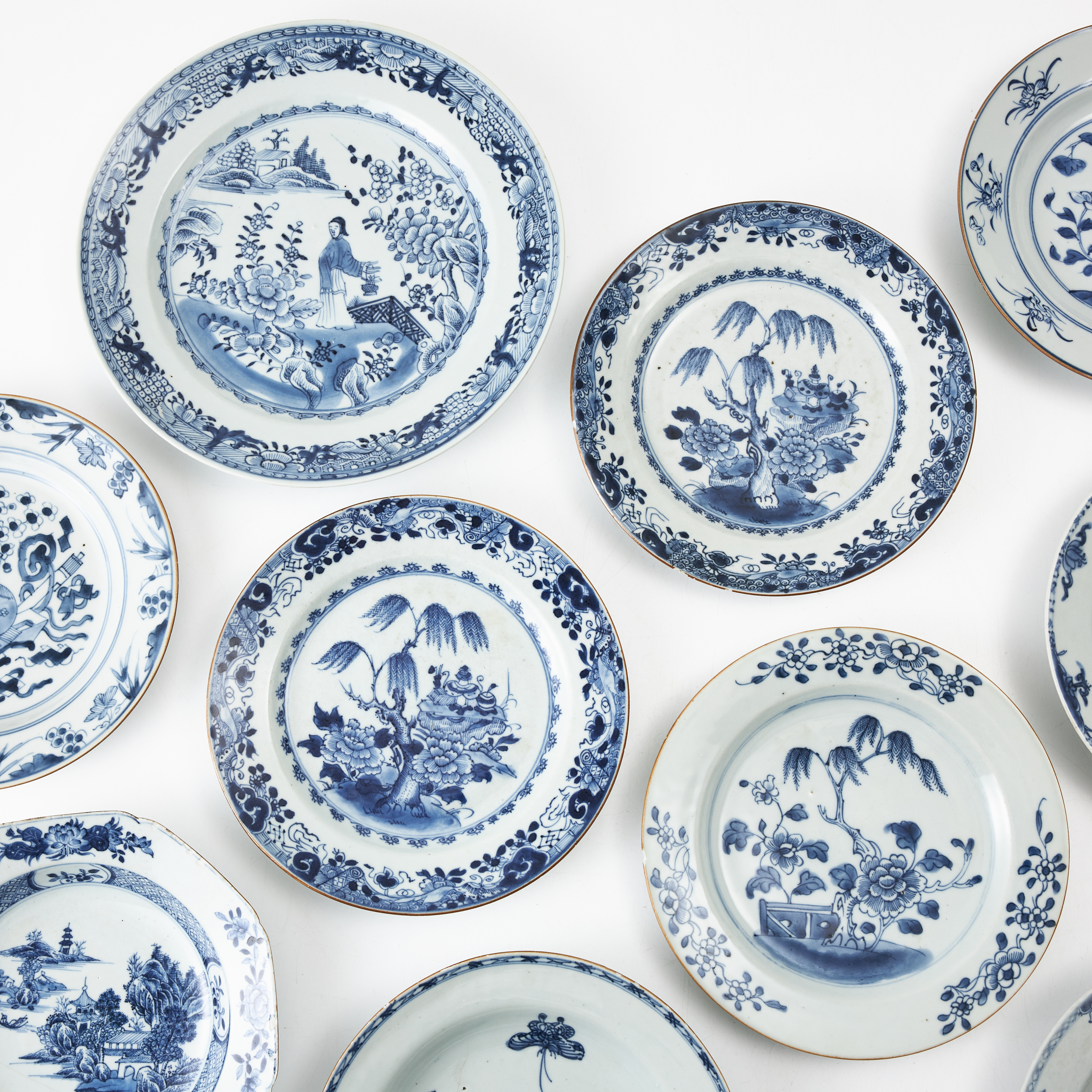 TALLRIKAR, FAT, 10 dlr., porslin, Kina, Qianlong (1736-1795), varierande dekor i underglasyrblått, fyra av djup modell.
