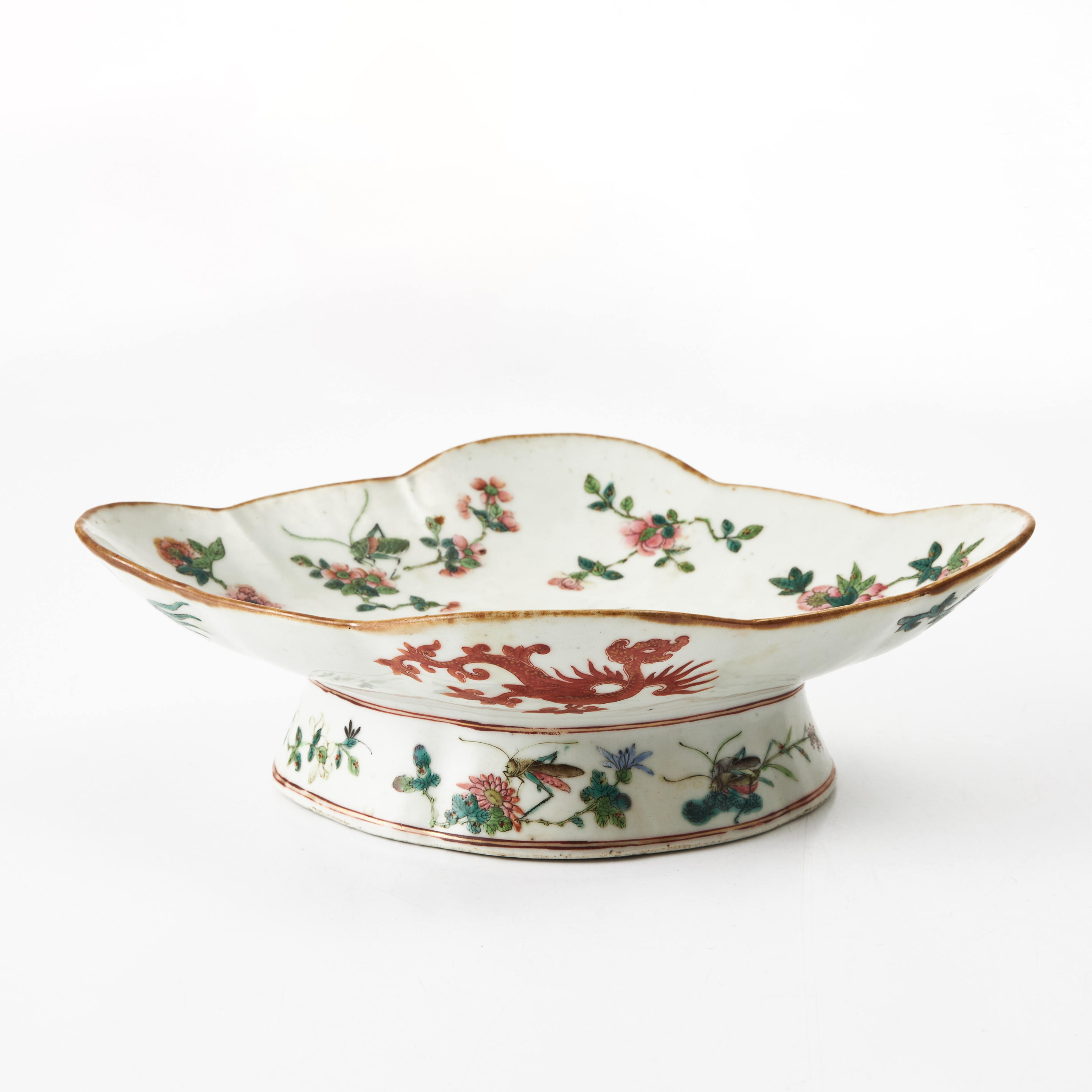 SKÅLFAT, på fot, porslin, Kina, Guangxu (1875-1908), quatrefoil, dekor av strödda blommor och insekter i emaljfärger, sepia samt järnoxid.