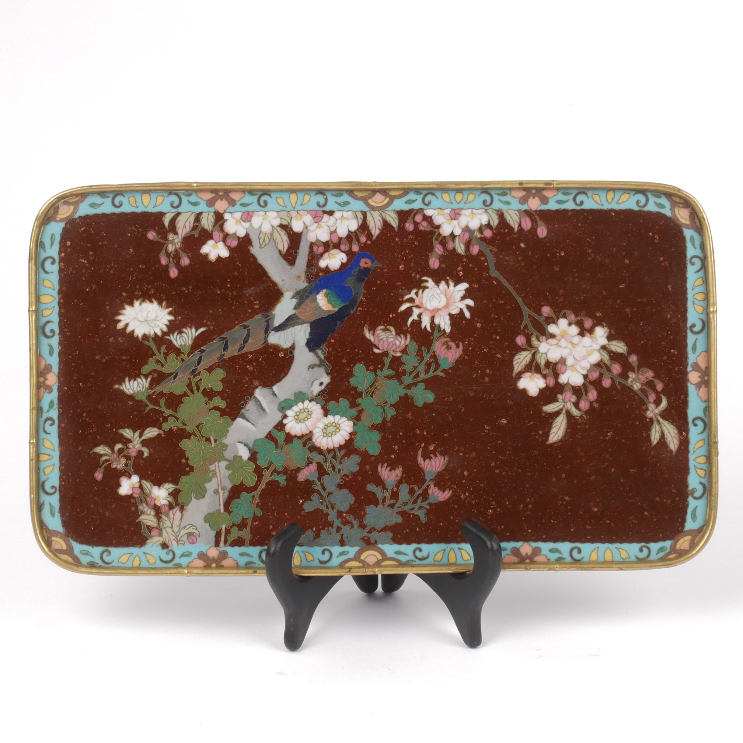 BRICKA, cloisonne med mässingskant, 18/1900-tal.