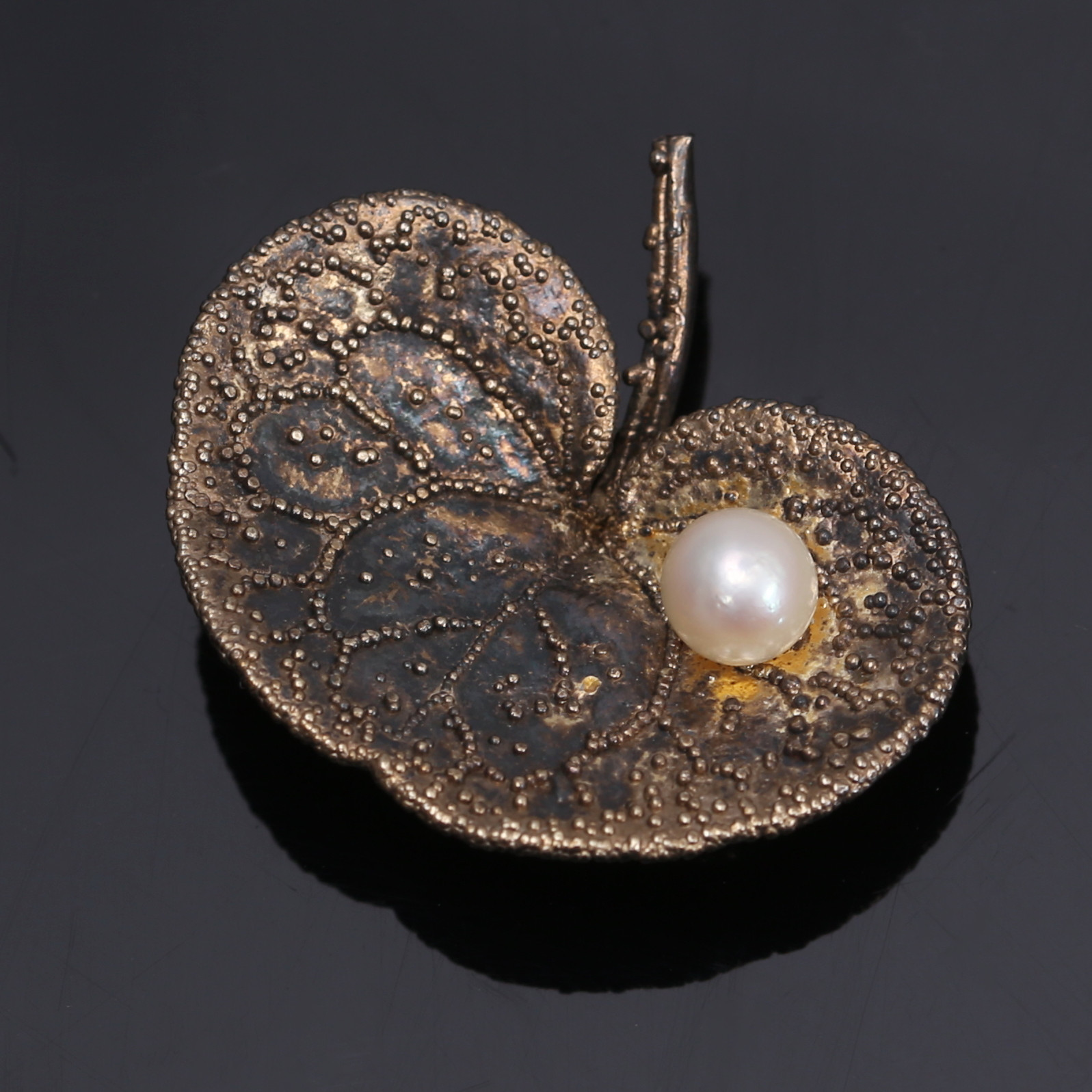 BROSCH, Näckrosblad, Flora Danica, guldpläterat silver 925, med pärla, Danmark.