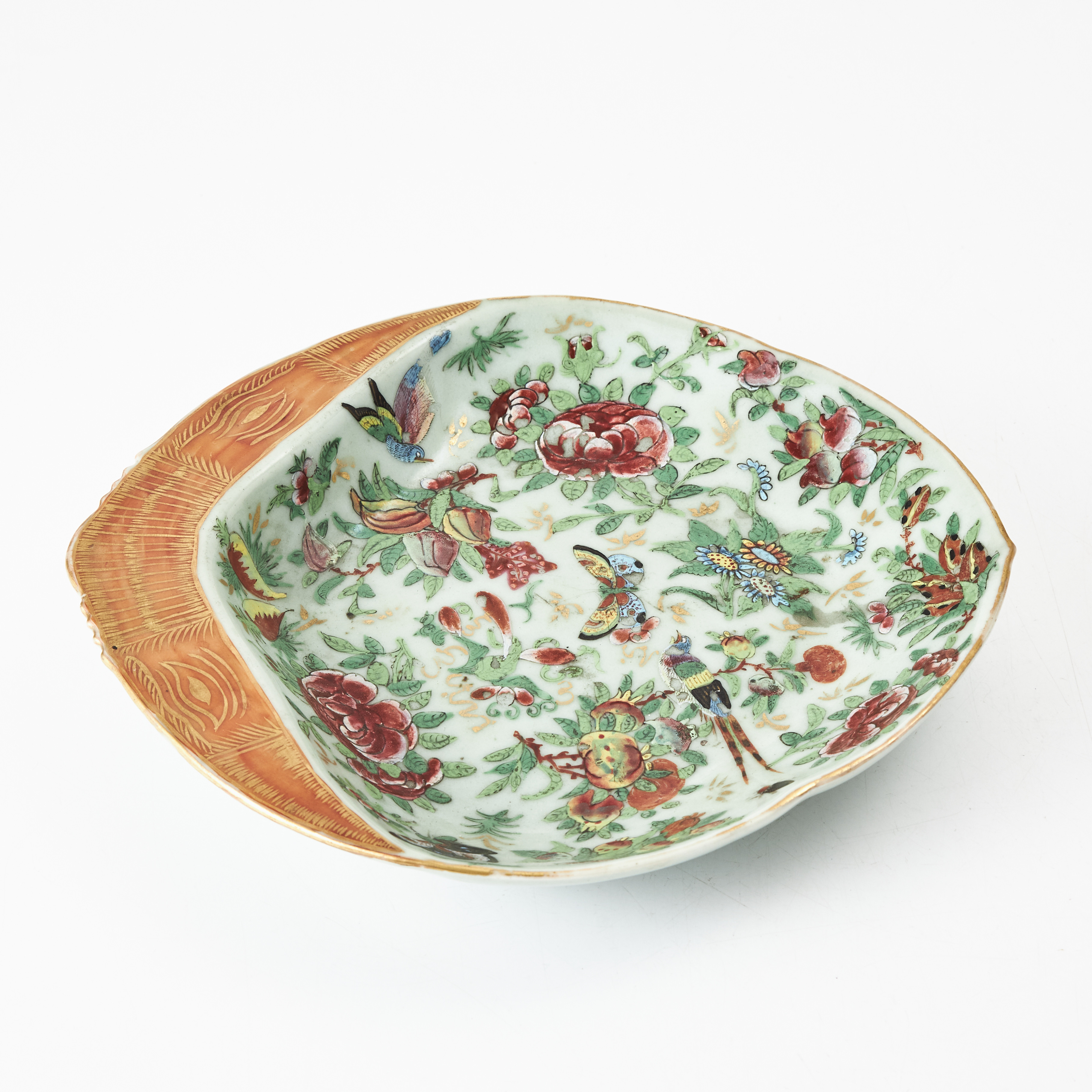 SKÅLFAT, porslin, Kina, 1800-talets slut, Kanton, celadonglasyr, dekor av strödda blommor och fåglar i emaljfärger, järnoxid samt guld.