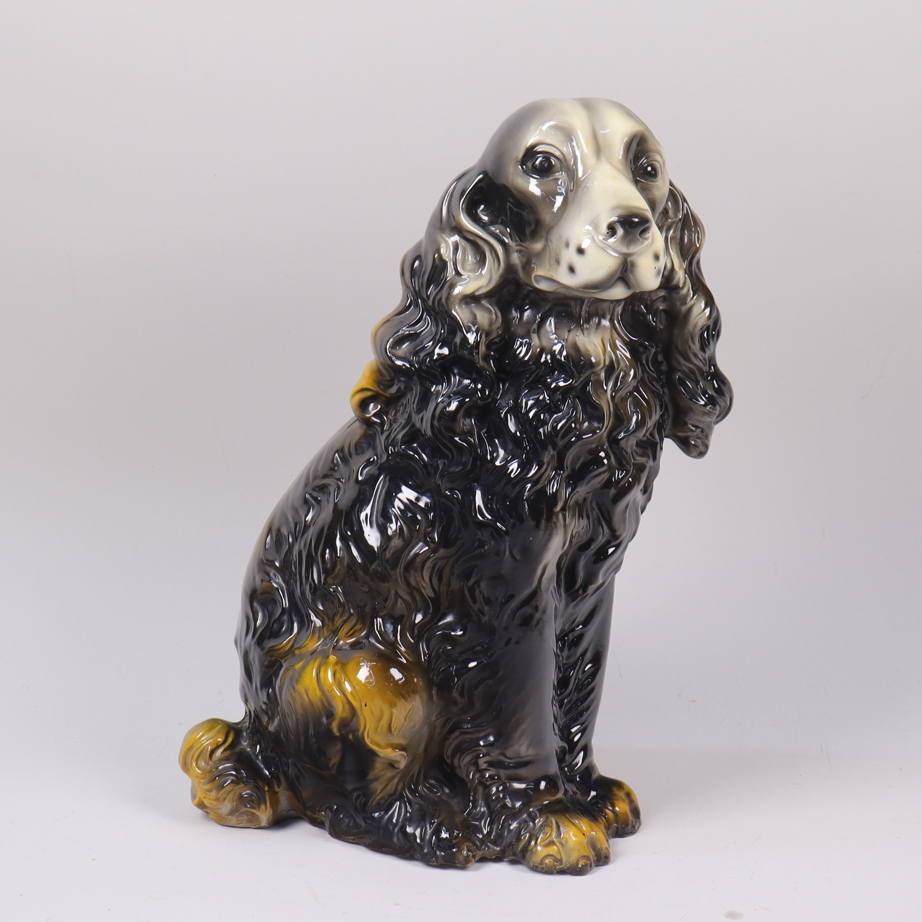 FIGURIN, hund i bemålat gips, 1900-tal.