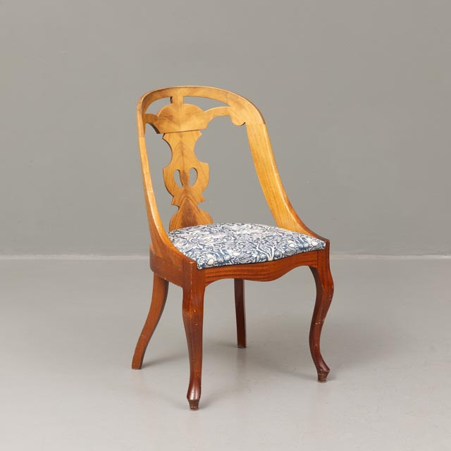 GÖTEBORGSSTOL, mahogny, sits klädd i tyg "Brer Rabbit" William Morris, 1900-tal.