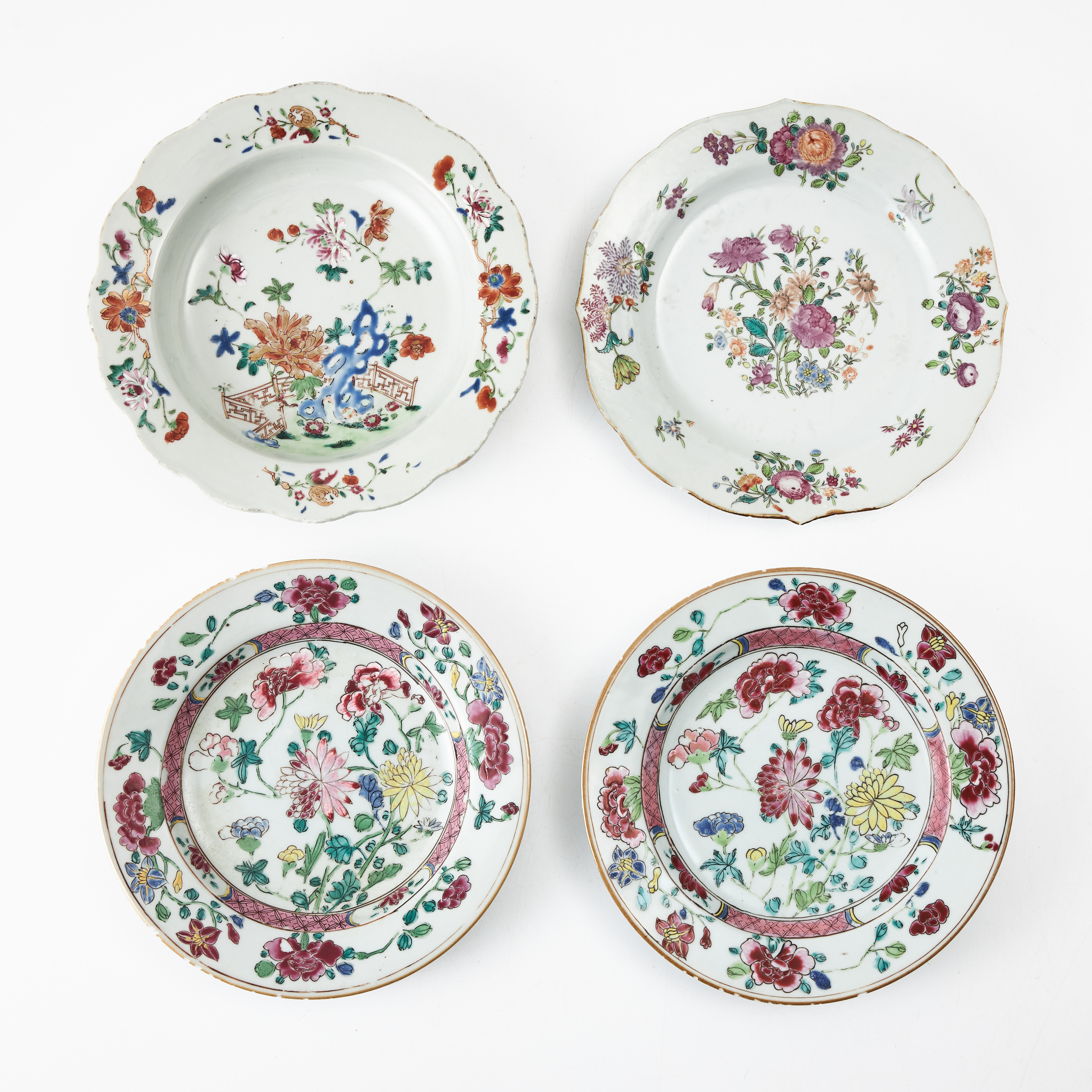 TALLRIKAR, 2+1+1 st., porslin, Kina, 1700-tal, famille rose, dekor av blommor i emaljfärger, järnoxid samt guld.